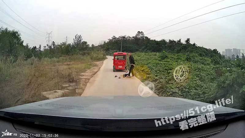 老翁看到車子來，立刻穿起褲子。（翻自微博+《51吃瓜網》）