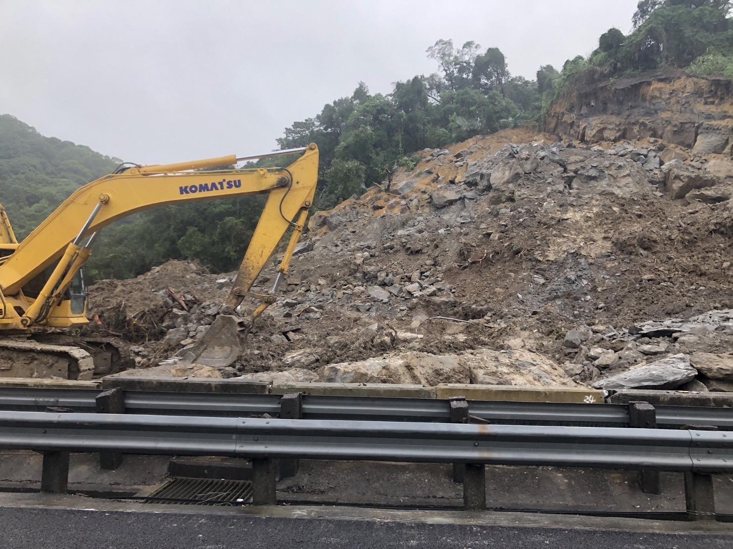 國1南向汐止匝道邊坡二度走山,預計還要10天才能全面恢復通車。(翻攝高速小飛力臉書)