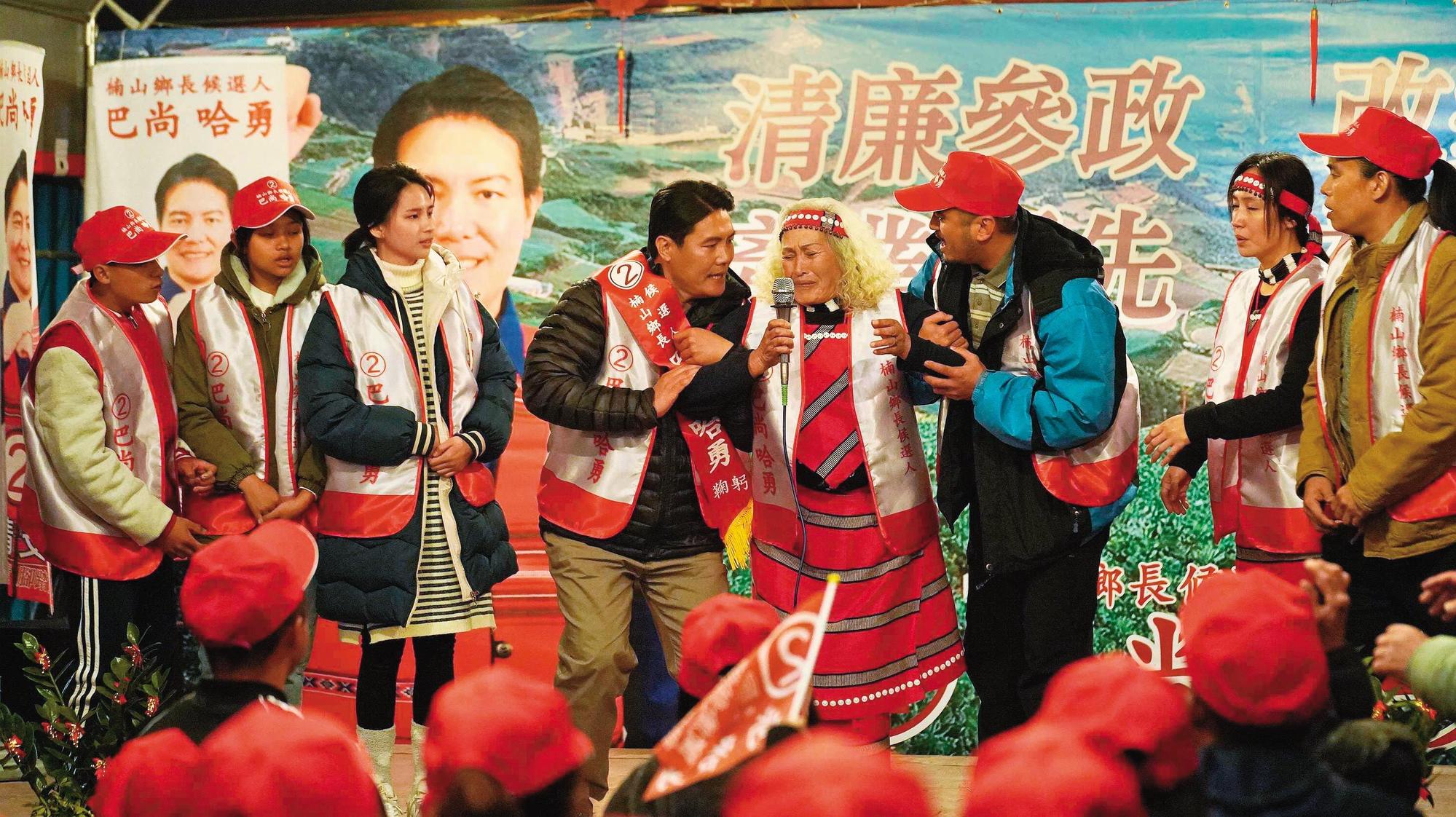 故事以選舉為背景,飾演鄉長候選人的洪金輝(左四)與戲中母親林詹珍妹(右四)上台向鄉親拉票。(華映提供)