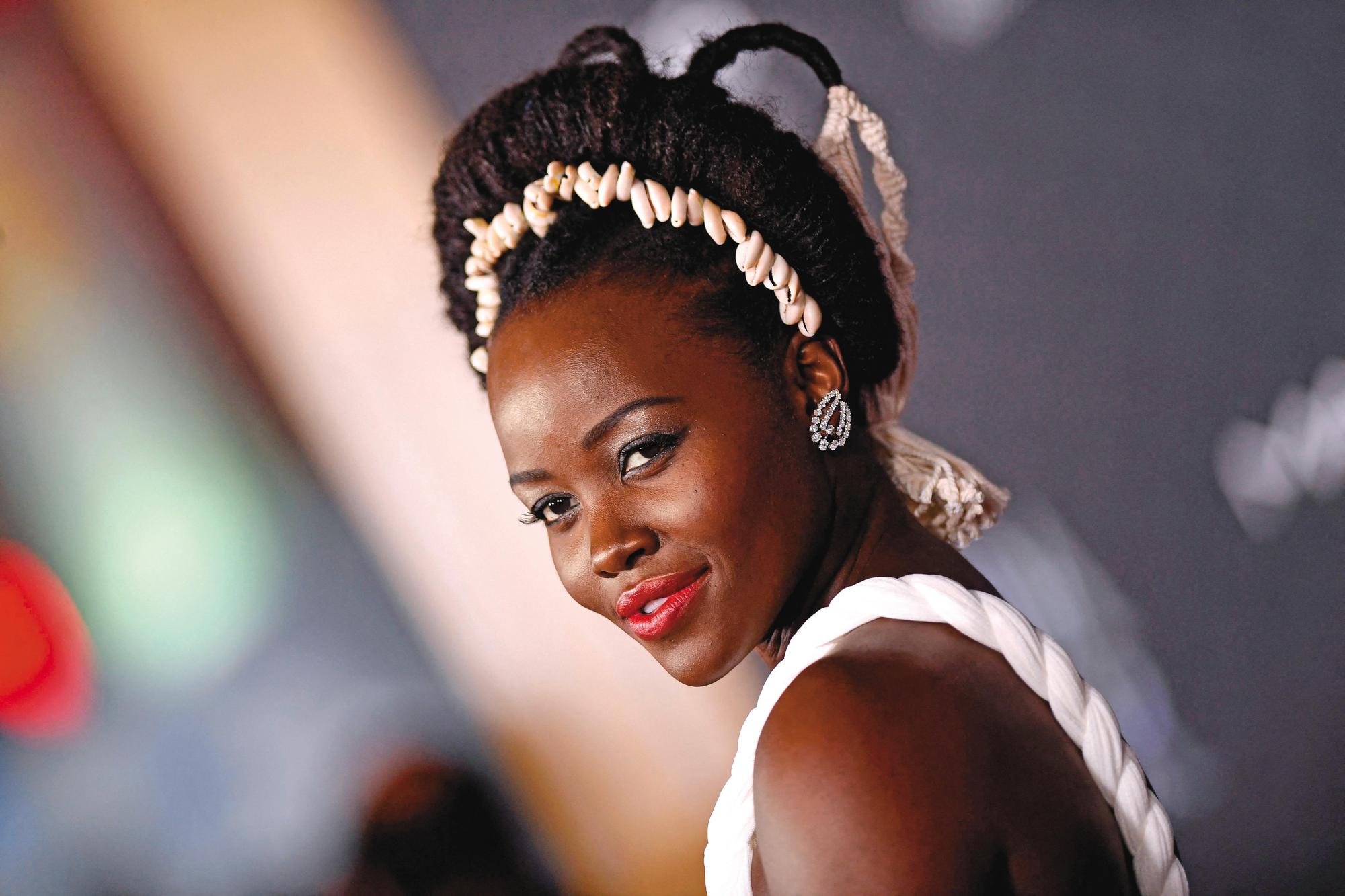 Lupita Nyong'o佩戴De Beers Jewellers出席《黑豹2:瓦干達萬歲》世界首映。(De Beers提供)