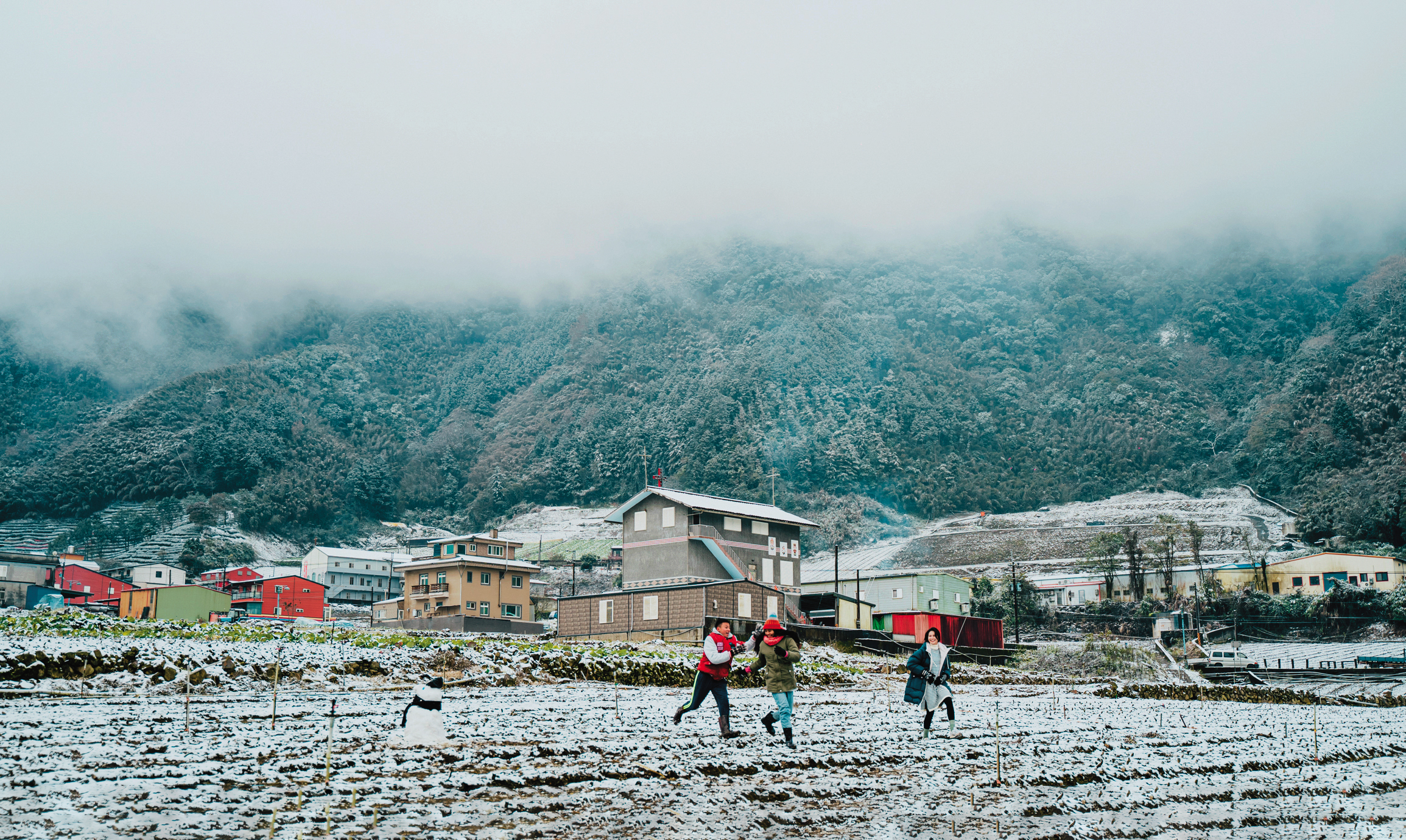 拍攝期間主要場景南山部落難得降下瑞雪，劇組也隨機應變捕捉美景。（華映提供）