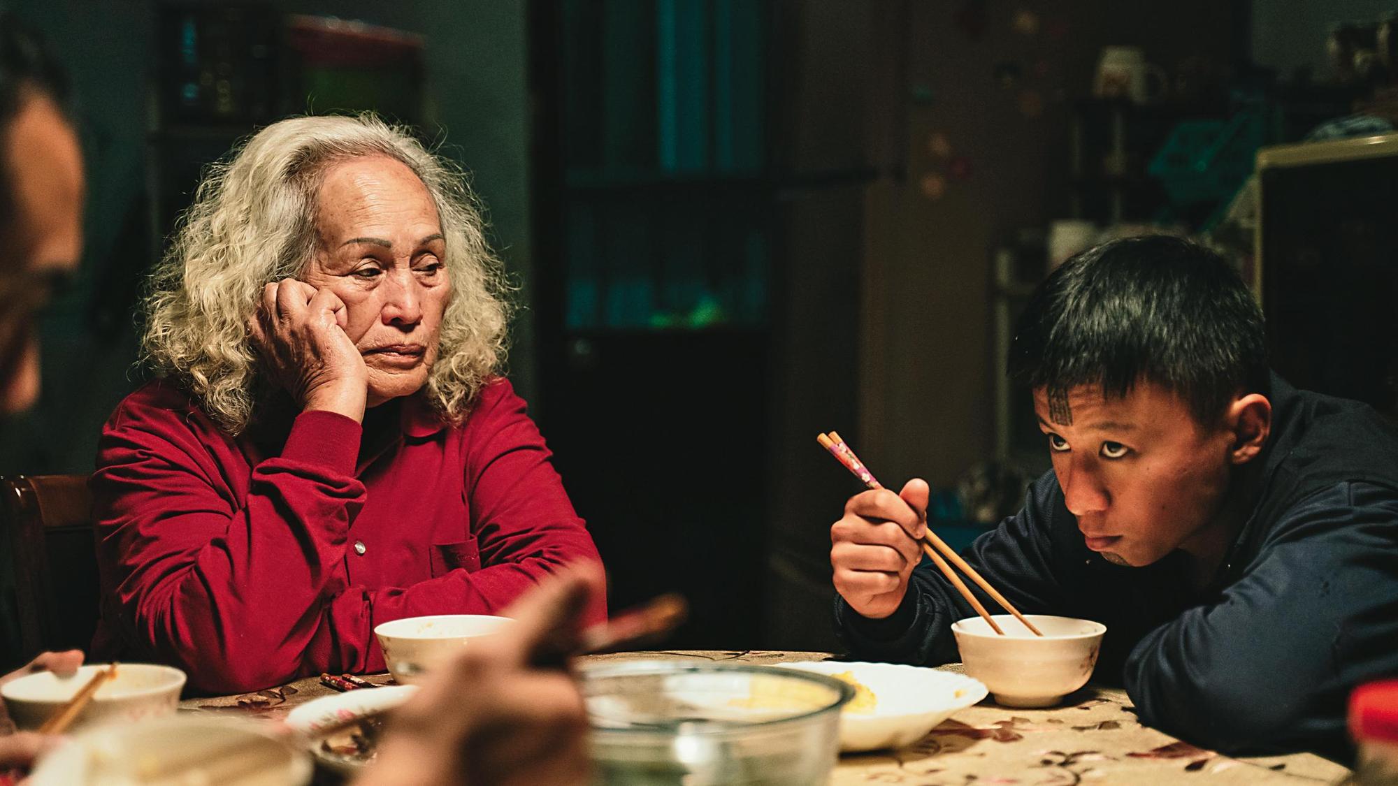 片中祖孫檔林詹珍妹(左)和張祖鈞(右)分別入圍金馬獎最佳女配角與最佳新演員。(華映提供)