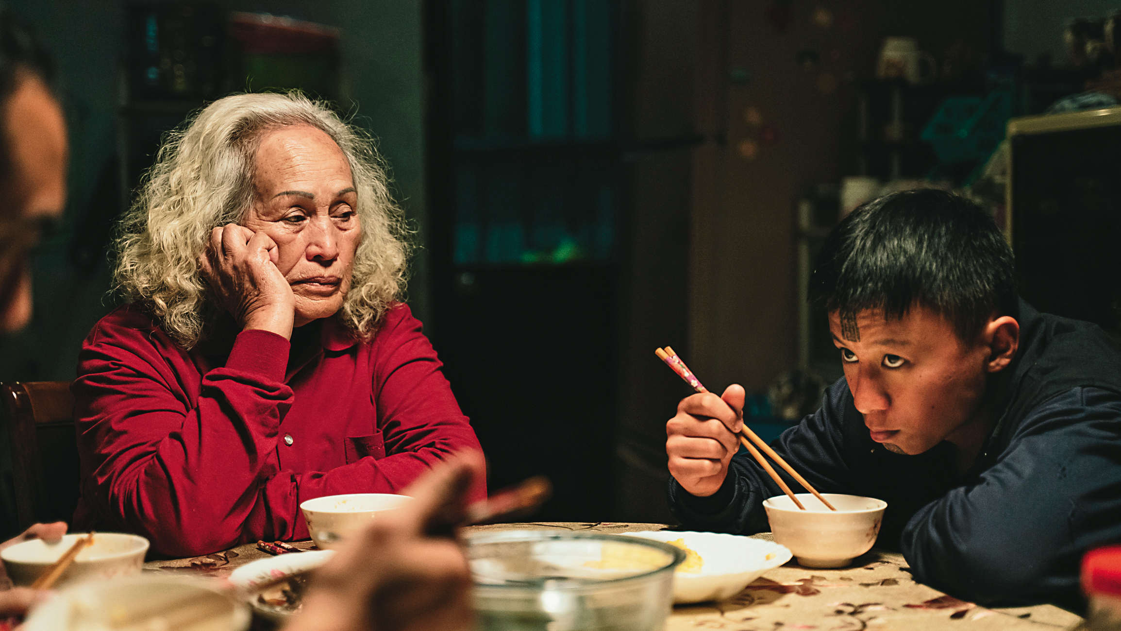 片中祖孫檔林詹珍妹(左)和張祖鈞(右)分別入圍金馬獎最佳女配角與最佳新演員。(華映提供)