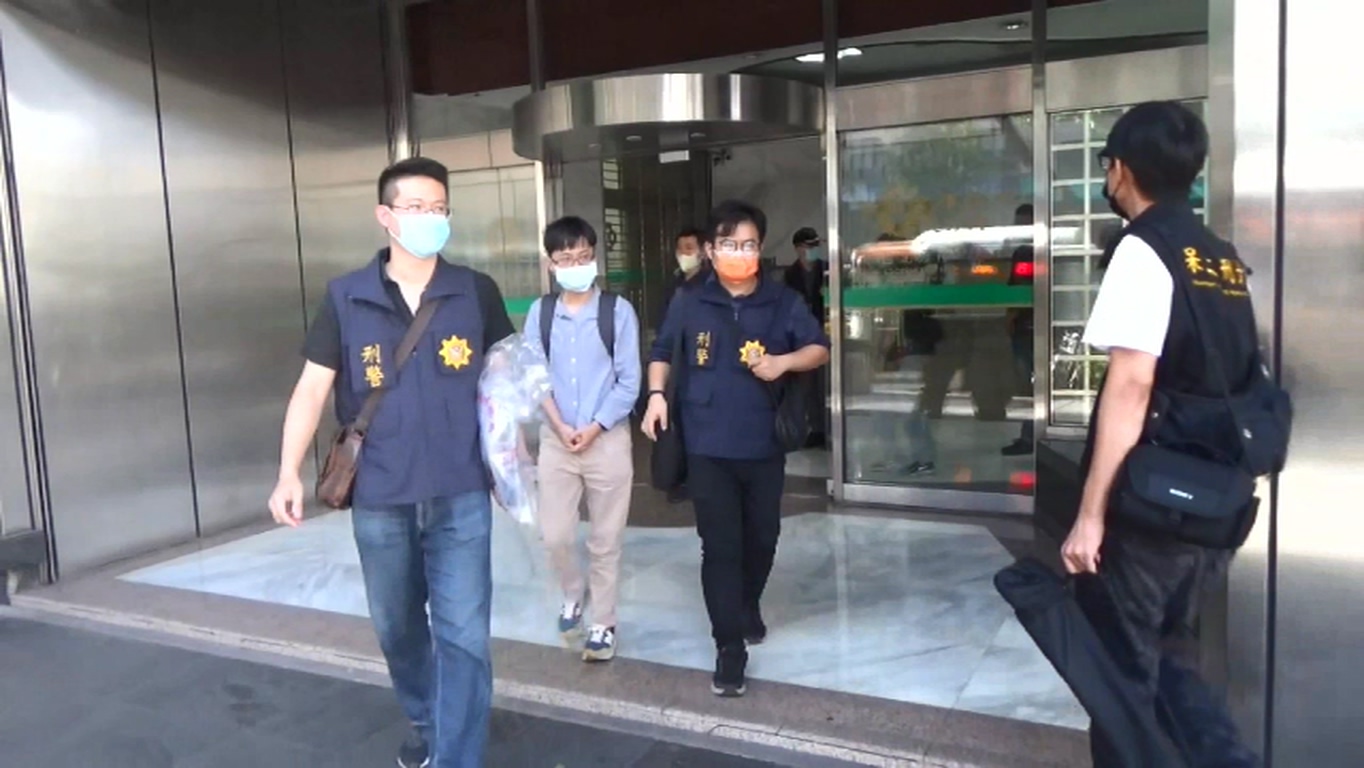 張嫌(中)遭刑事局逮捕送辦。(警方提供)