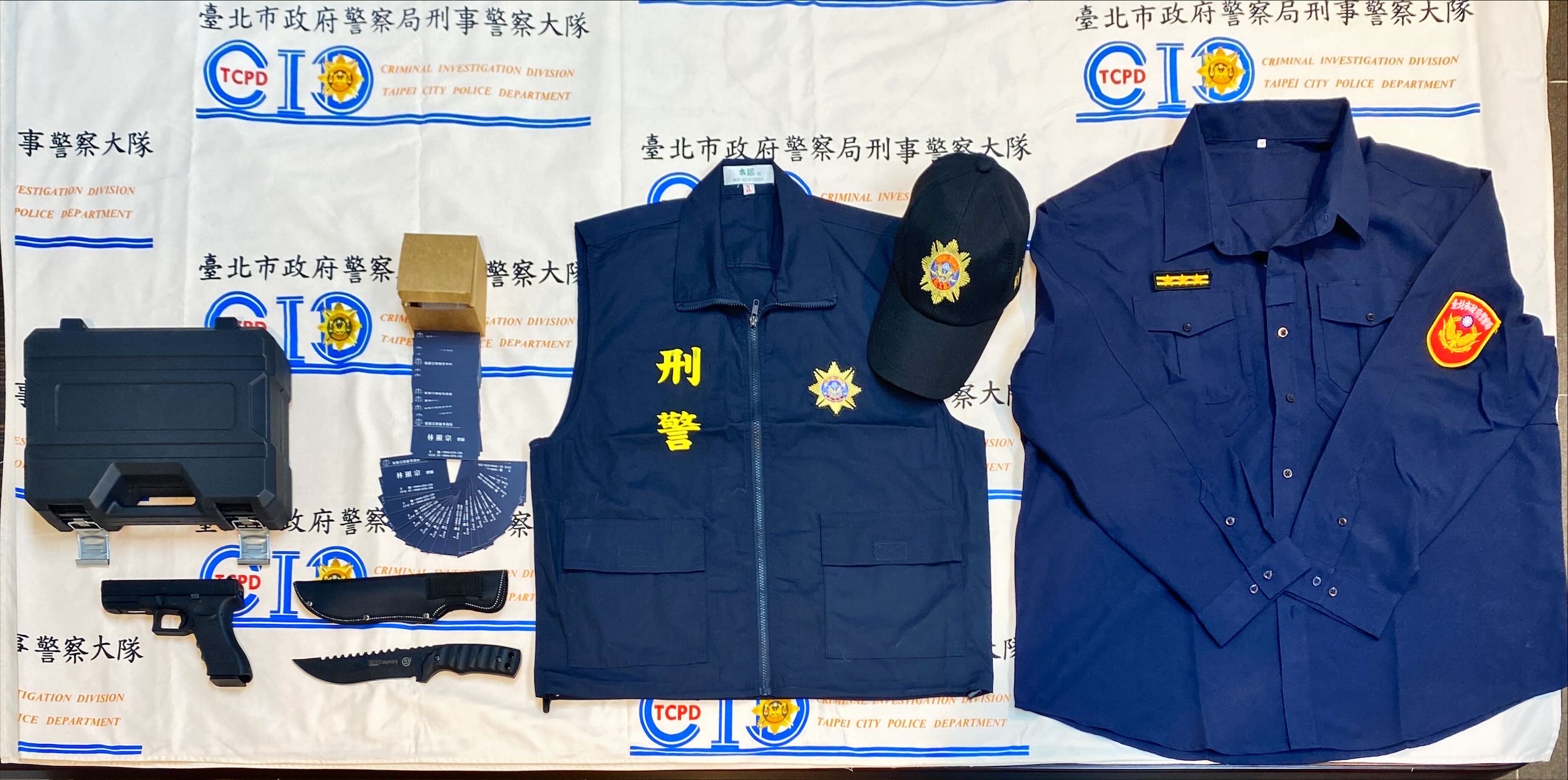 警方當場查扣仿真道具槍一把、刑警背心、刑警帽、警用制服等物品。(翻攝畫面)