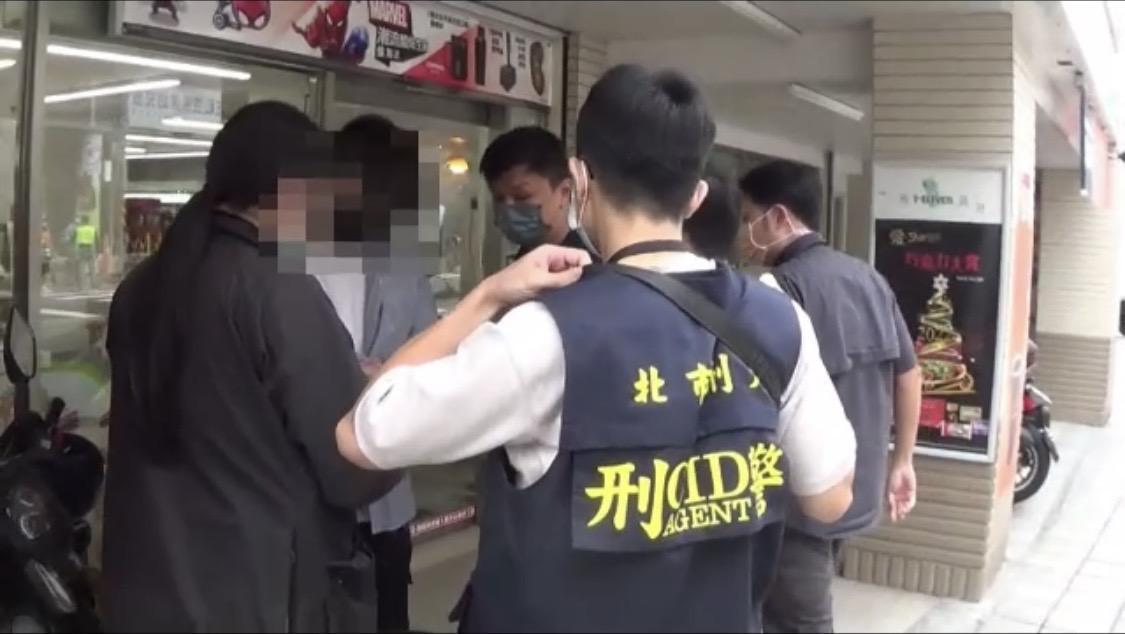 台北市刑警大隊昨將余男逮獲,查出余男不僅假冒刑警,還曾假扮醫生、律師。(翻攝畫面)
