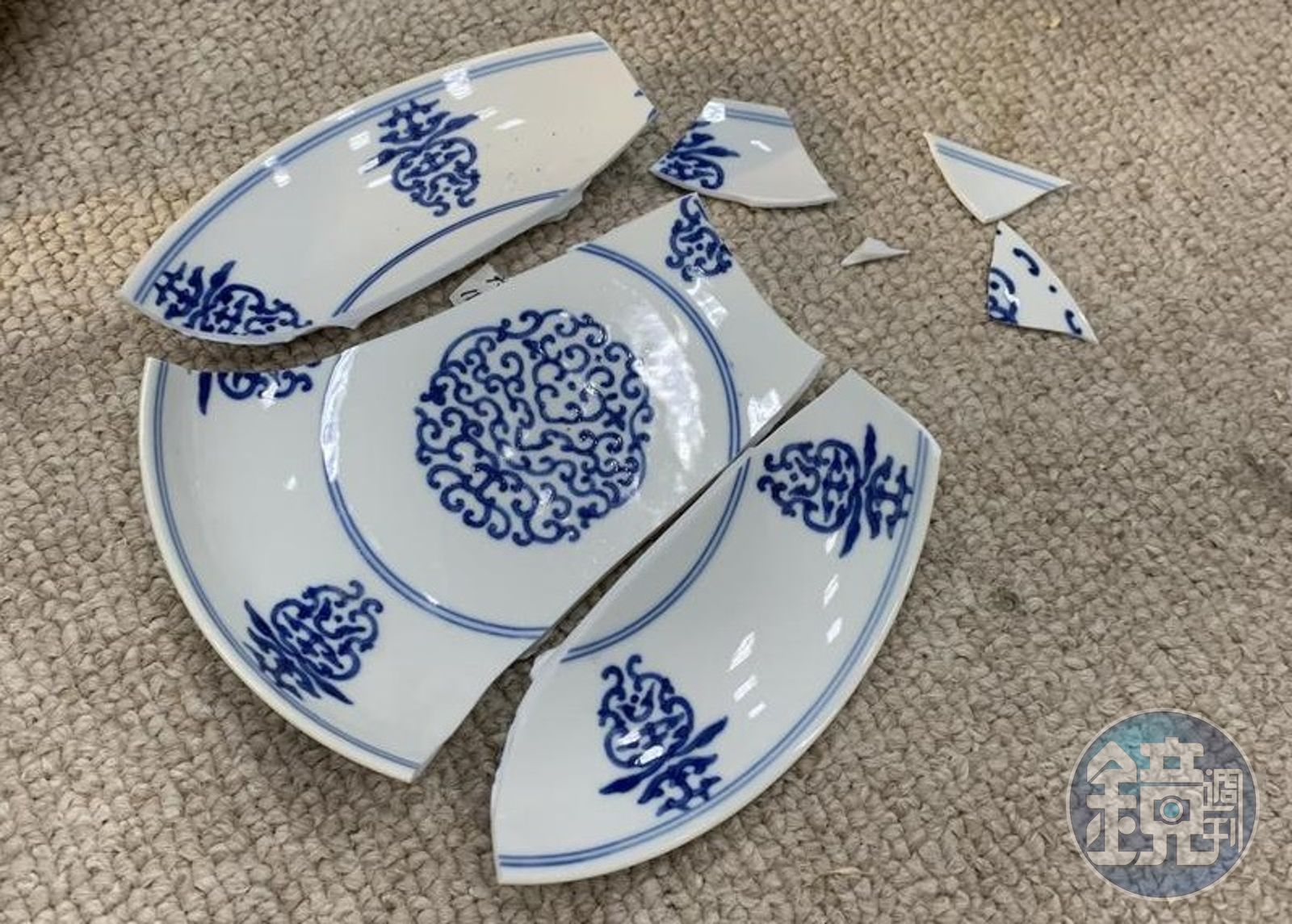 清乾隆青花花卉盤」慘碎成7片故宮懲處2人最重一大過- 鏡週刊Mirror Media