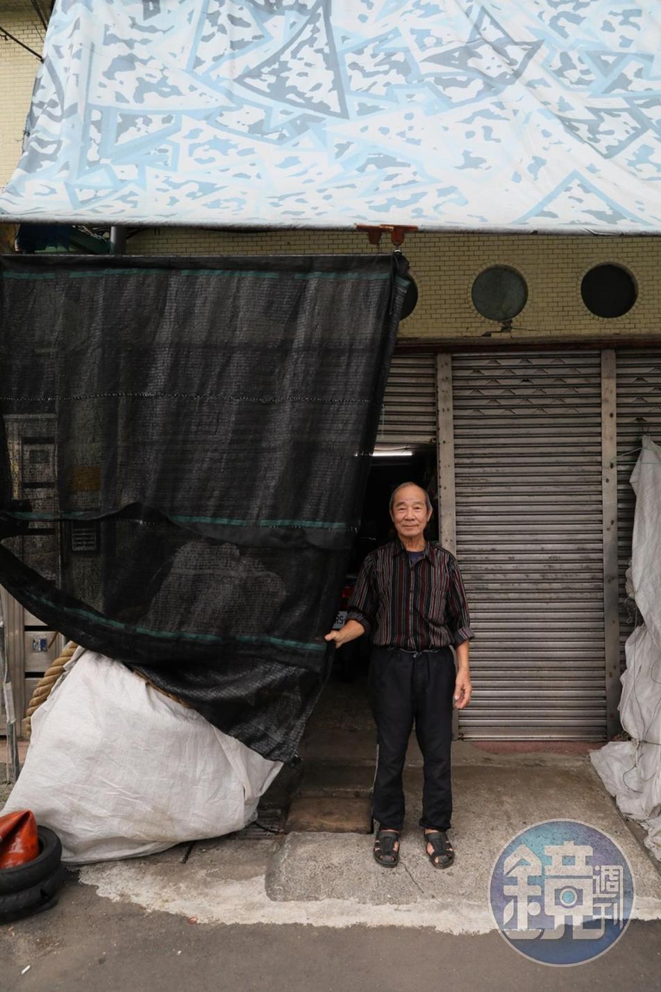 人稱「草哥」的莊松雄，補網店現在連招牌都沒有，低調地繼續為漁民服務。