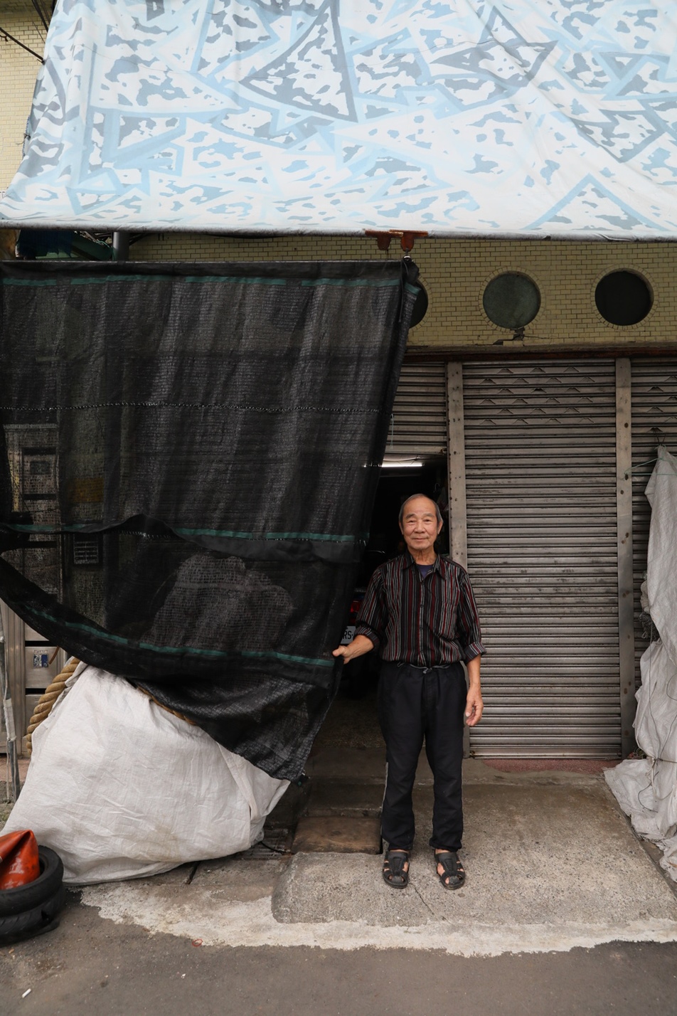 人稱「草哥」的莊松雄,補網店現在連招牌都沒有,低調地繼續為漁民服務。