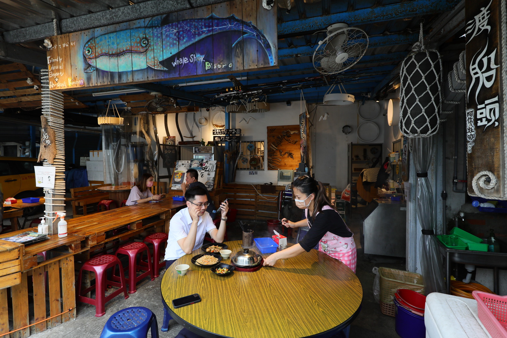 小小有自我風格的「阿信ㄟ灶咖」已是和平島相當知名的小店。