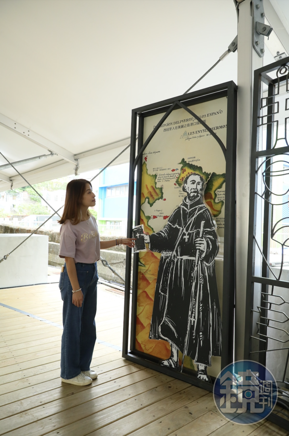「西班牙諸聖教堂考古遺址」旁有互動看板，讓民眾更理解歷史由來。