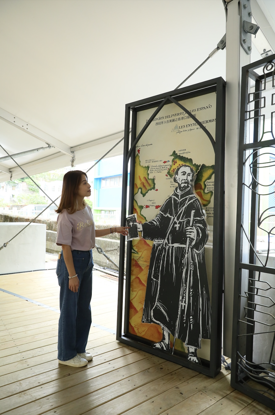 「西班牙諸聖教堂考古遺址」旁有互動看板，讓民眾更理解歷史由來。