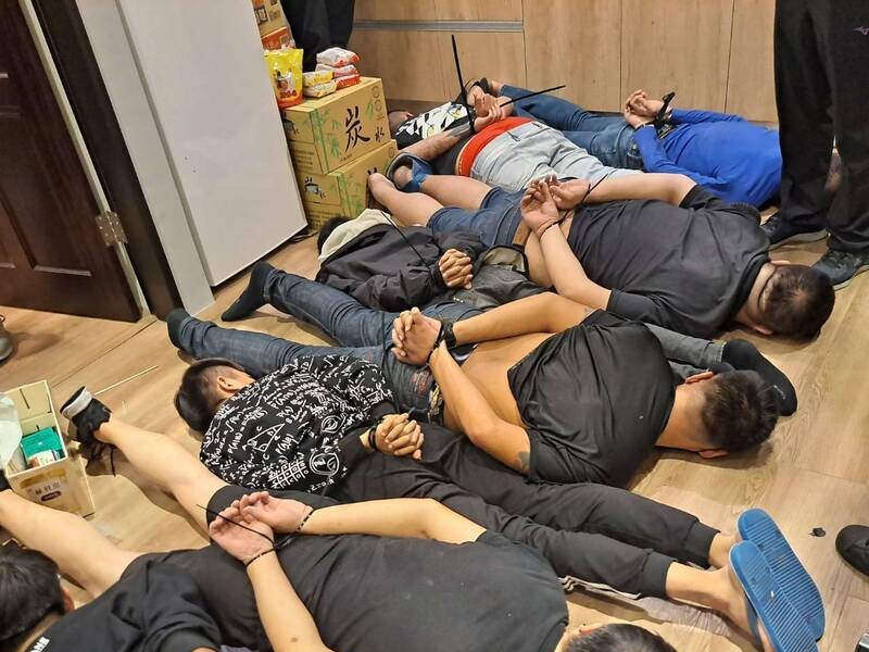 有如「台版柬埔寨」的詐騙集團被查獲囚禁58名求職者，偵訊後得知已有3人被虐死。（翻攝自畫）