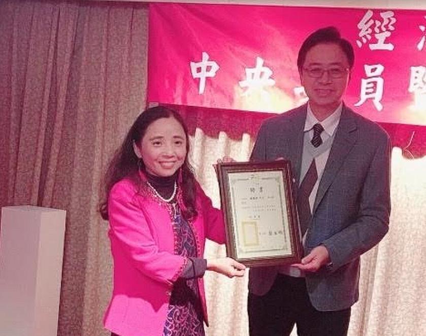 張善政（右）接受經濟黨主席張采明（右）頒發榮譽總顧問聘書。（讀者提供）