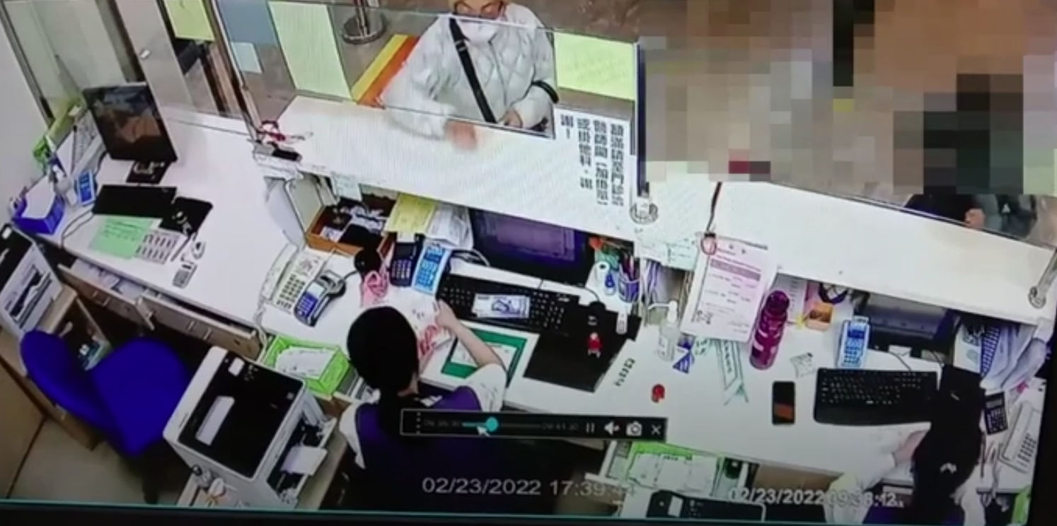 L女（白衣者）因不滿A女要求她別插隊，竟對她拍桌叫囂辱罵。（讀者提供）