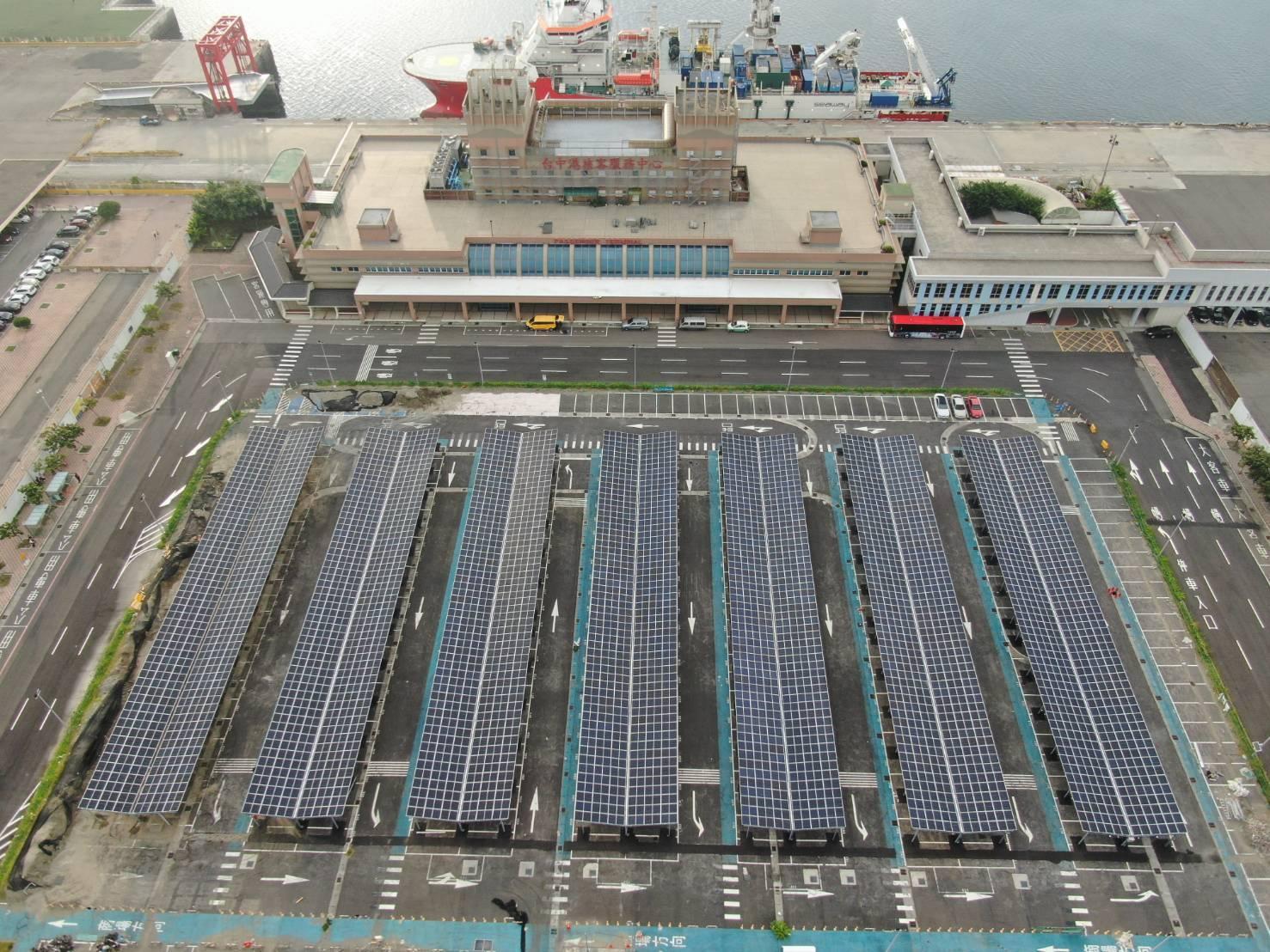 進金生能源在中港旅客中心停車場設置太陽光電發電系統建置工程。(進金生能源提供)