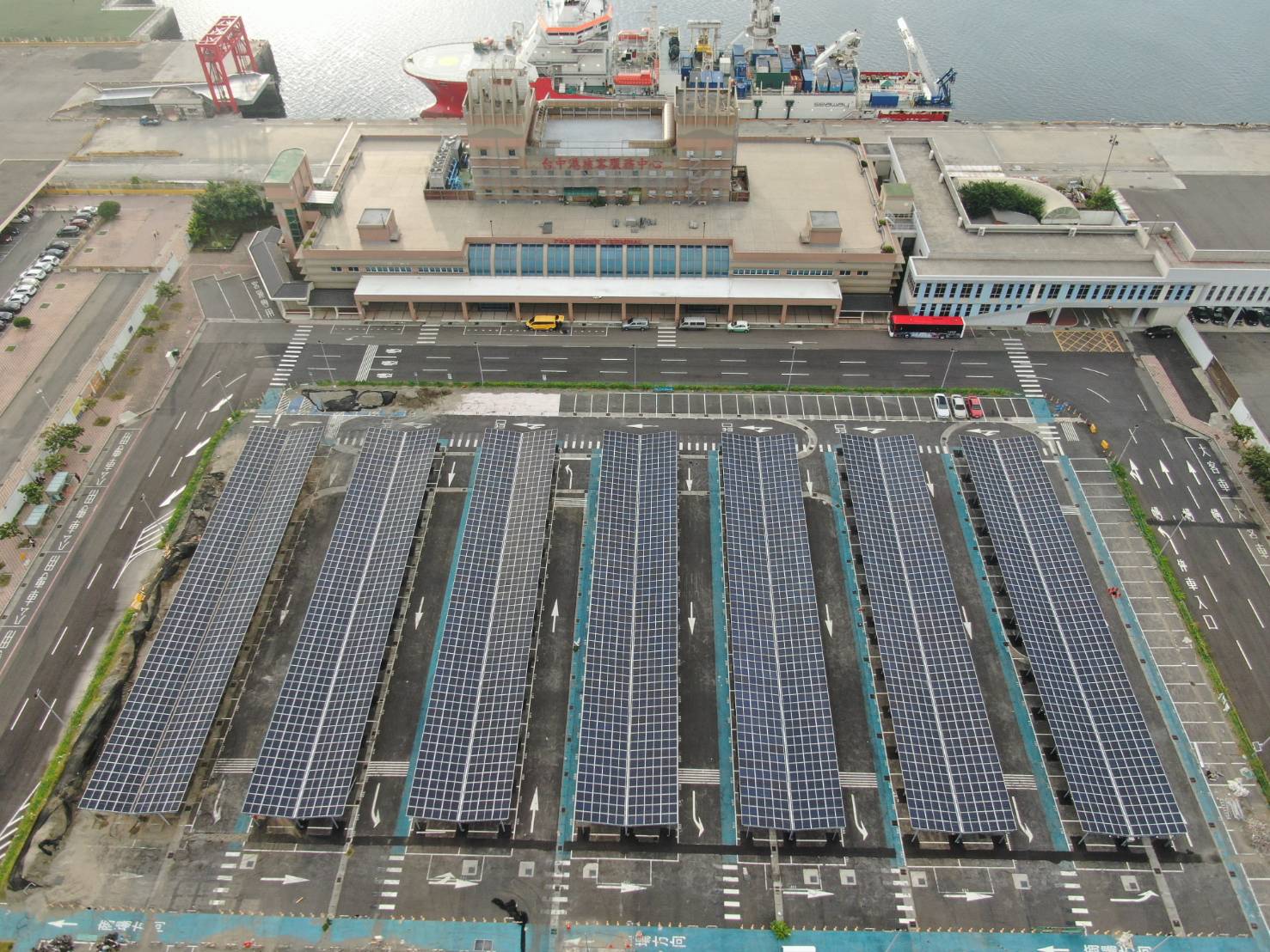 進金生能源在中港旅客中心停車場設置太陽光電發電系統建置工程。(進金生能源提供)