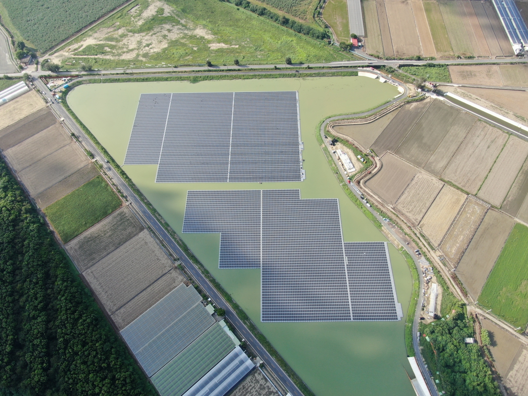 進金生能源於嘉義縣布袋鎮設置貴舍2滯洪池水面浮力式太陽光電發電廠。（進金生能源提供）