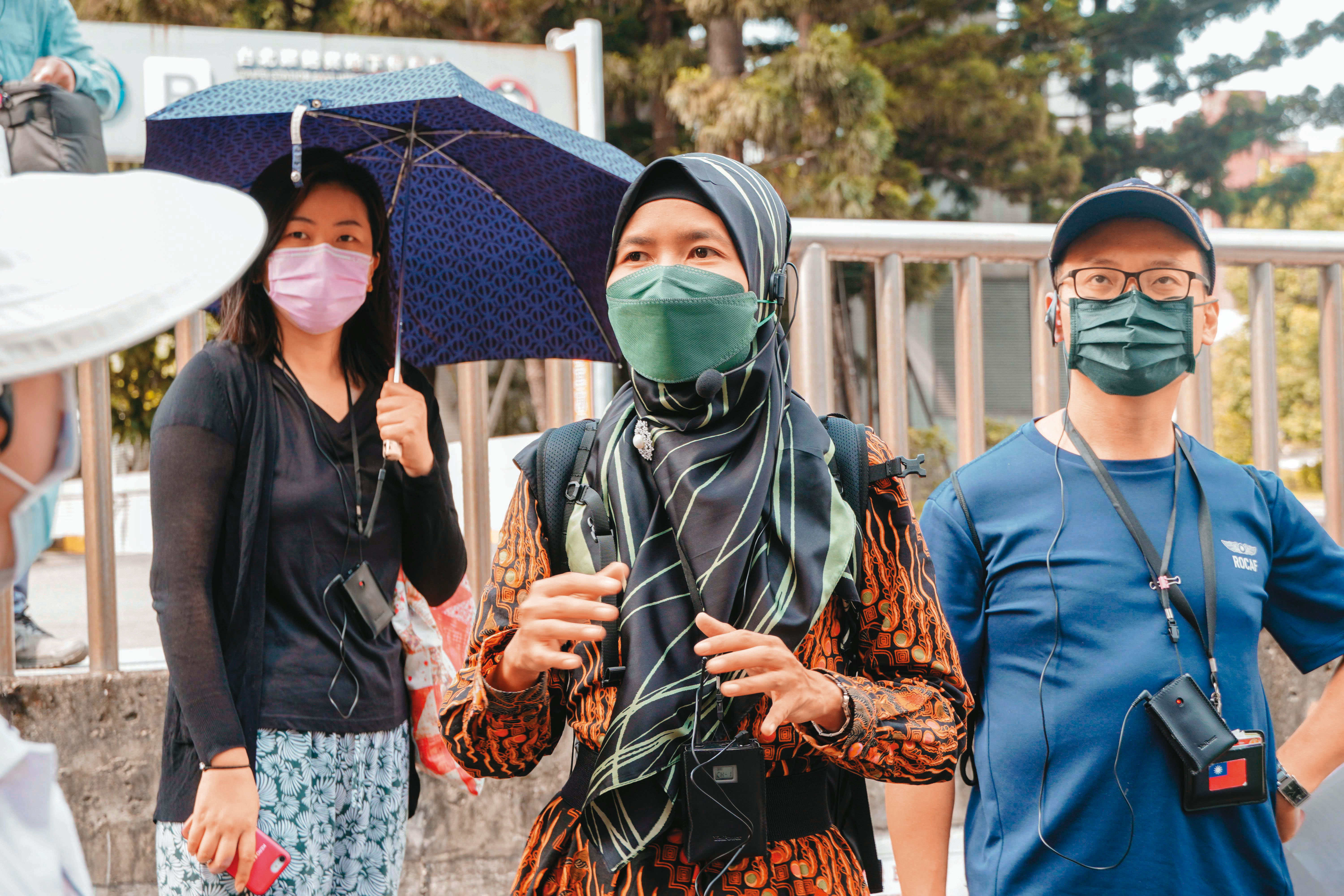 丁安妮（中）中文流暢，還會帶團導覽介紹台灣印尼街等景點、文化。（丁安妮提供）