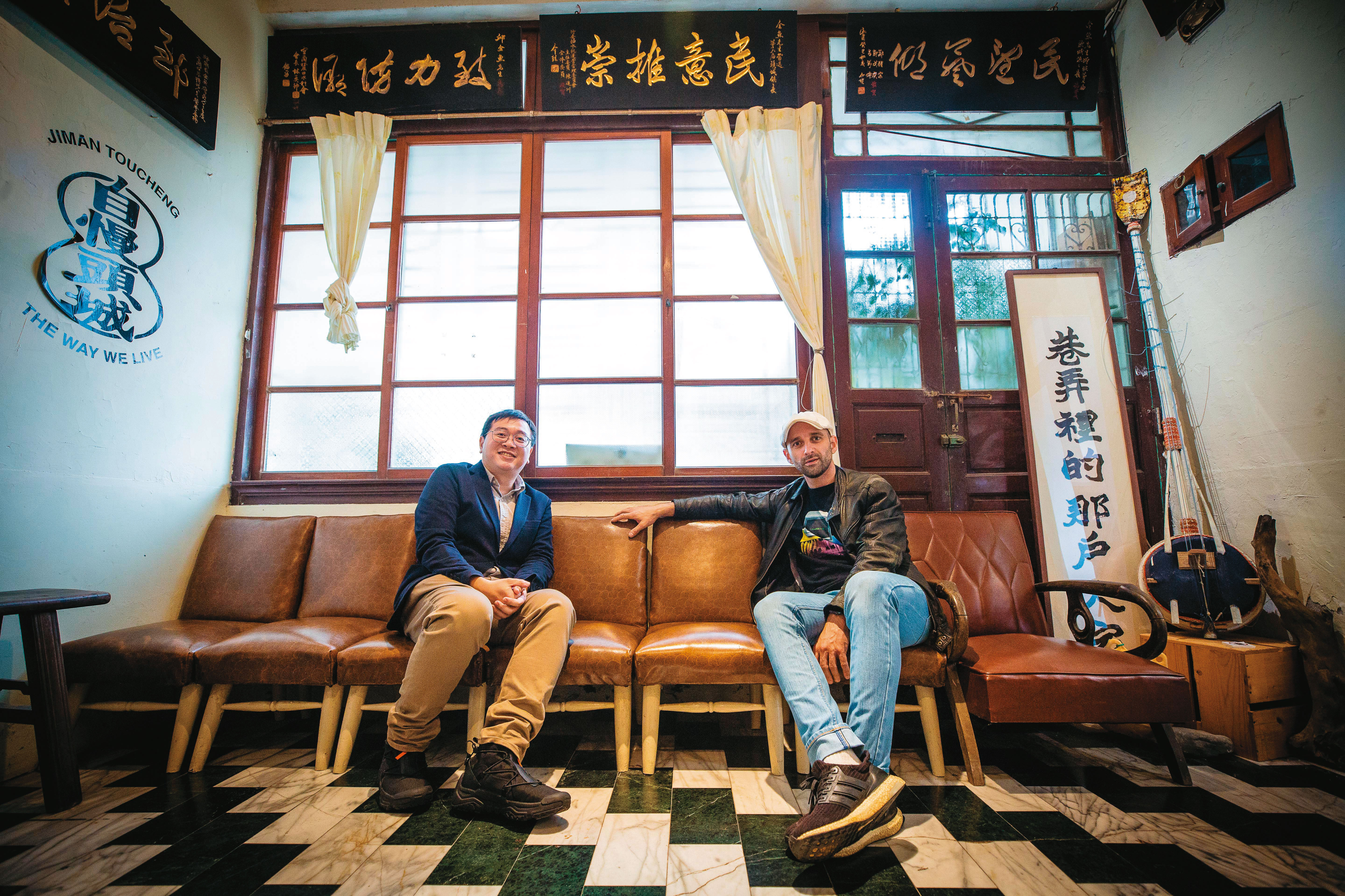 將頭城老屋改為社區營造中心的彭仁鴻（左），積極協助頭城人明馬丁（右）取得台灣身分證。