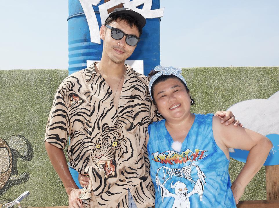 阮經天(左)現身澎湖與林美秀合體。(灰人文化提供)