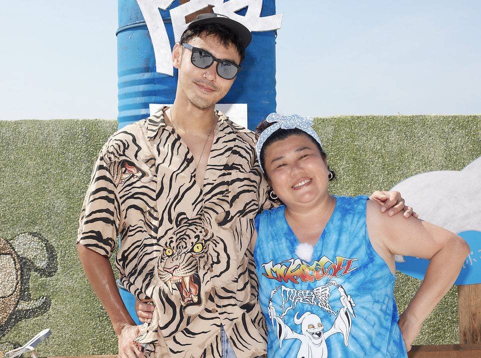 阮經天（左）現身澎湖與林美秀合體。（灰人文化提供）