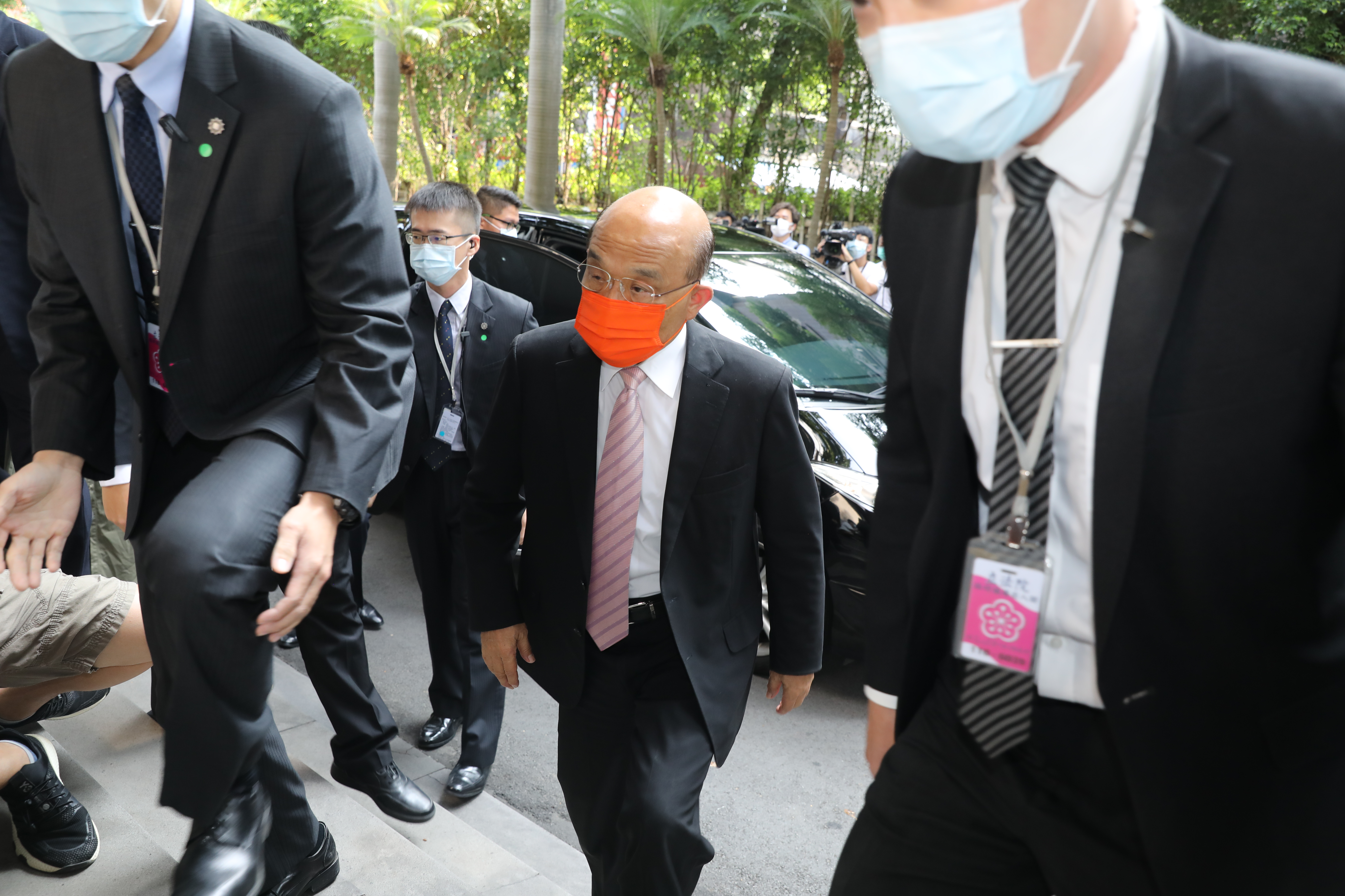 遭張善政酸「台灣最大門神」，蘇貞昌今天出席立法院備詢前回應此事，要對方別歪樓、做人身攻擊。（本刊資料照）