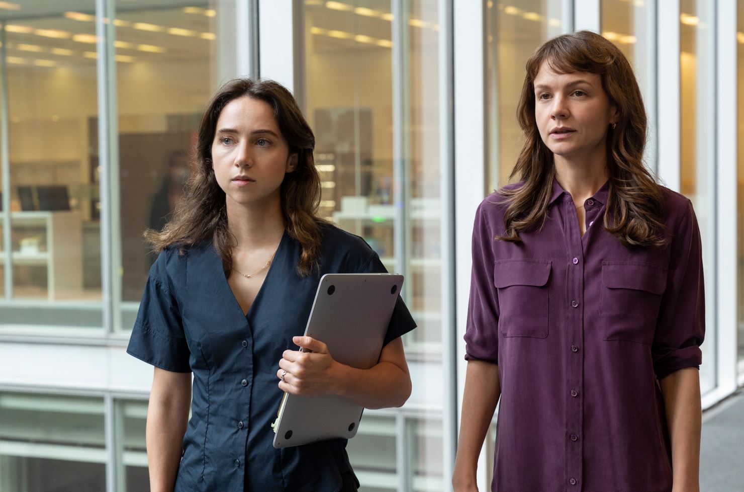 柔依卡珊（左）扮演茱蒂坎特，凱莉墨里根（右）扮演梅根圖伊，《她有話要說》片中重現調查記者如何一步步揭開真相。（UIP提供）