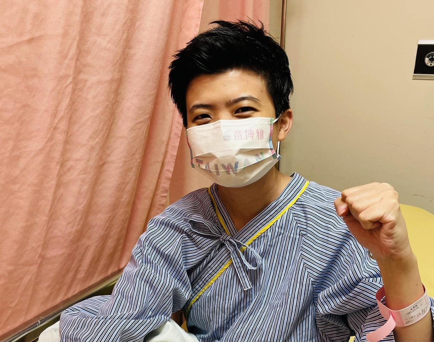 苗博雅今天在臉書曬出病床照,透露自己昨晚動手術,解決左小腿的傷勢。(翻攝自苗博雅臉書)