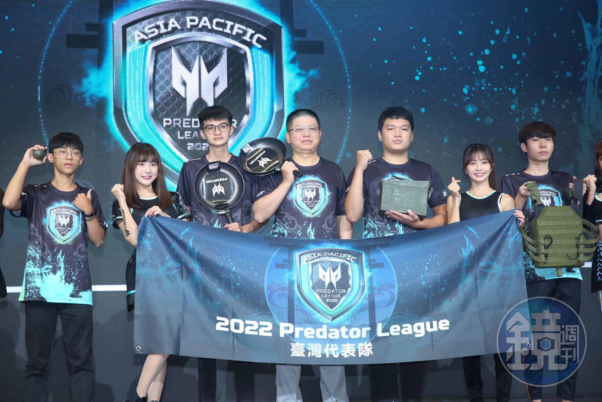 宏碁台灣區營運長張世欣(中)3日出席2022亞太區Predator League東京總決賽行前暨雙11購物節應援記者會