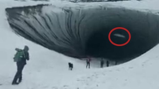 死亡瞬間影片！遊客無視警告入穴，開心探險變大冰磚砸死慘劇。（翻自推特）