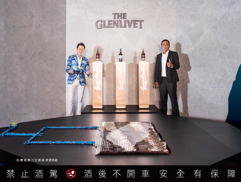 保樂力加董事總經理Terence與陳金鋒一起啟動開場骨牌秀。（台灣保樂力加提供）