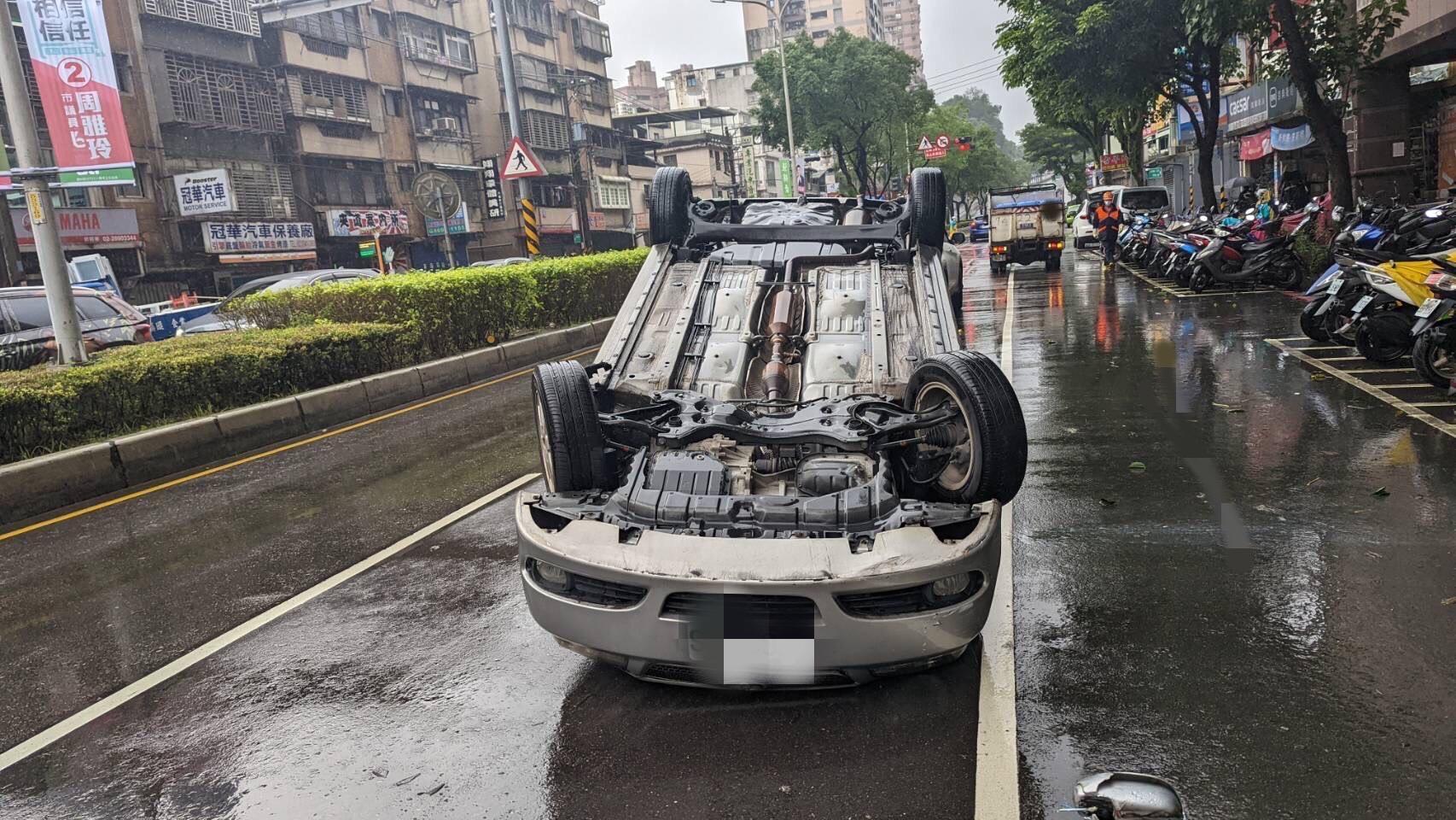 車輛翻覆一度造成該路段交通堵塞。(翻攝畫面)