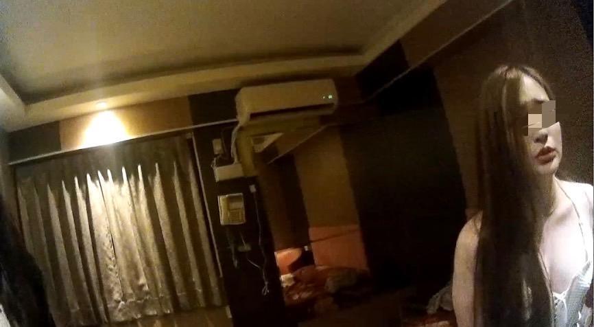 警方掃蕩高雄「電信大樓」一家SPA館，查獲女子與男客性交易。（翻攝畫面）