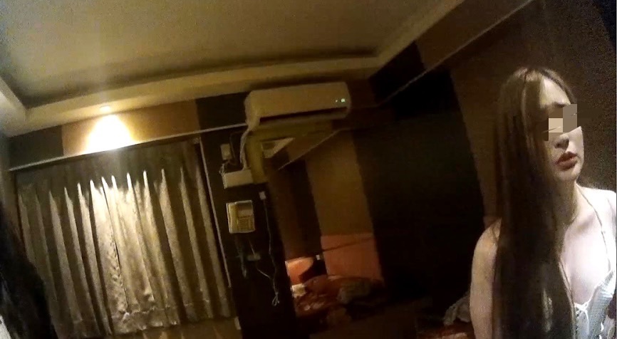 警方掃蕩高雄「電信大樓」一家SPA館，查獲女子與男客性交易。（翻攝畫面）