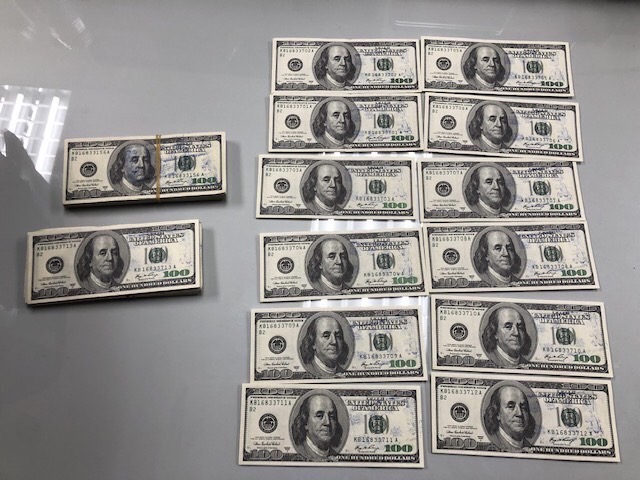 警方接獲通報後到場處理，事後追出該批假鈔是俞男所有。（翻攝畫面）