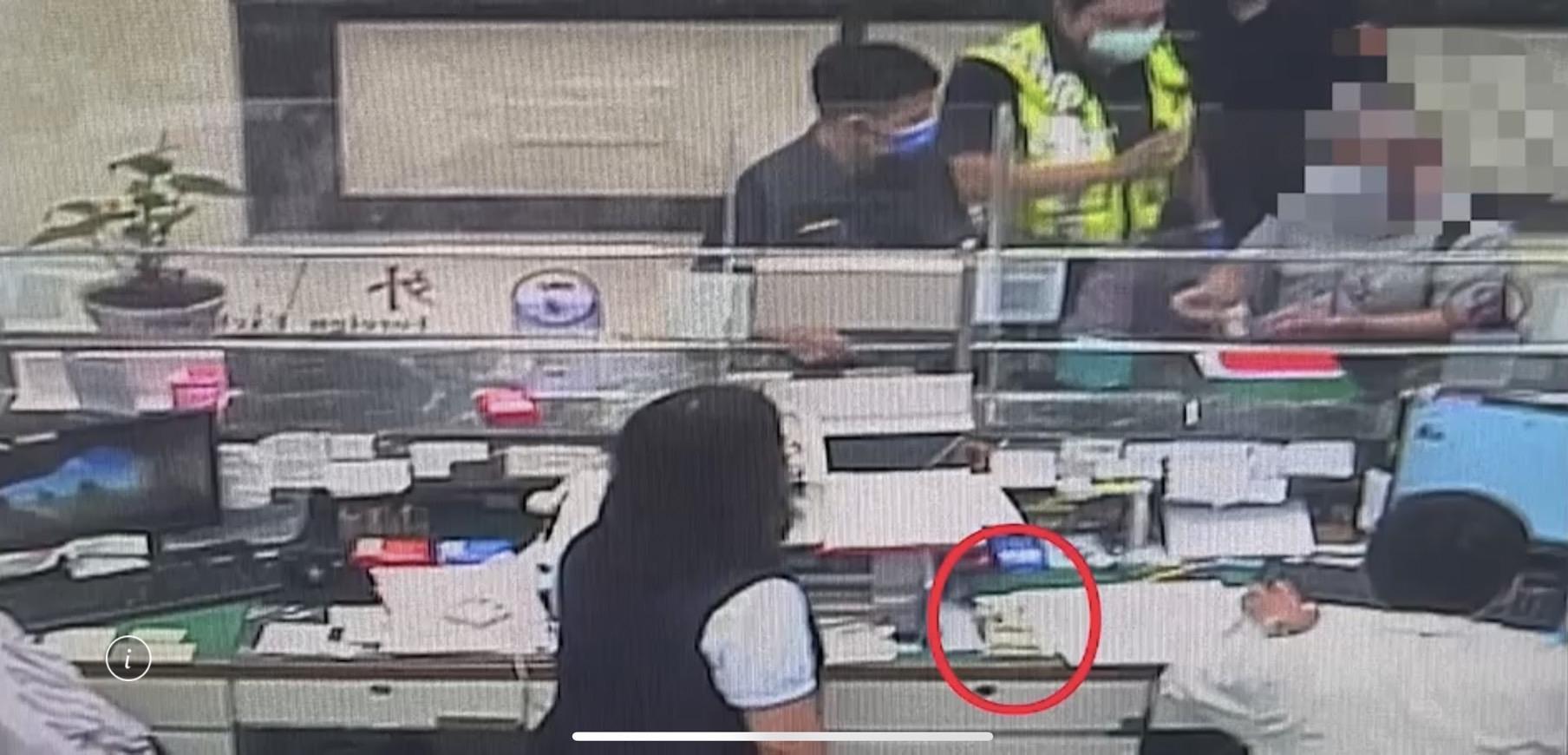 薛男受託拿2萬元美金至銀行兌換，卻被查出全是假鈔。（翻攝畫面）