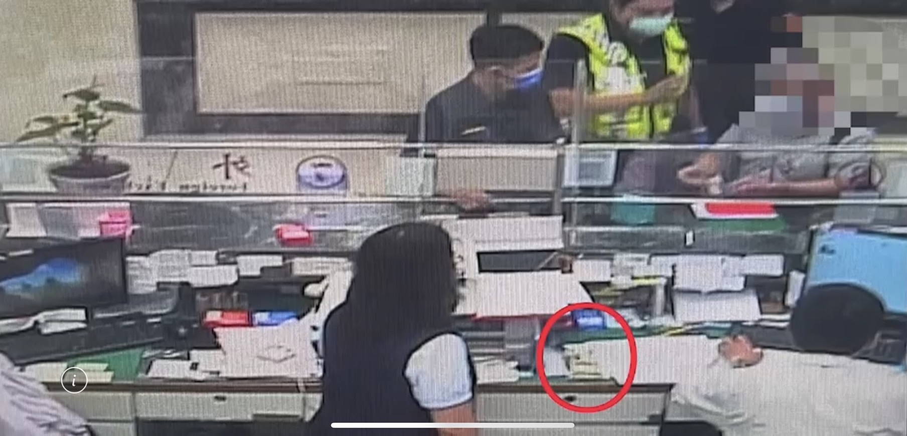 薛男受託拿2萬元美金至銀行兌換，卻被查出全是假鈔。（翻攝畫面）