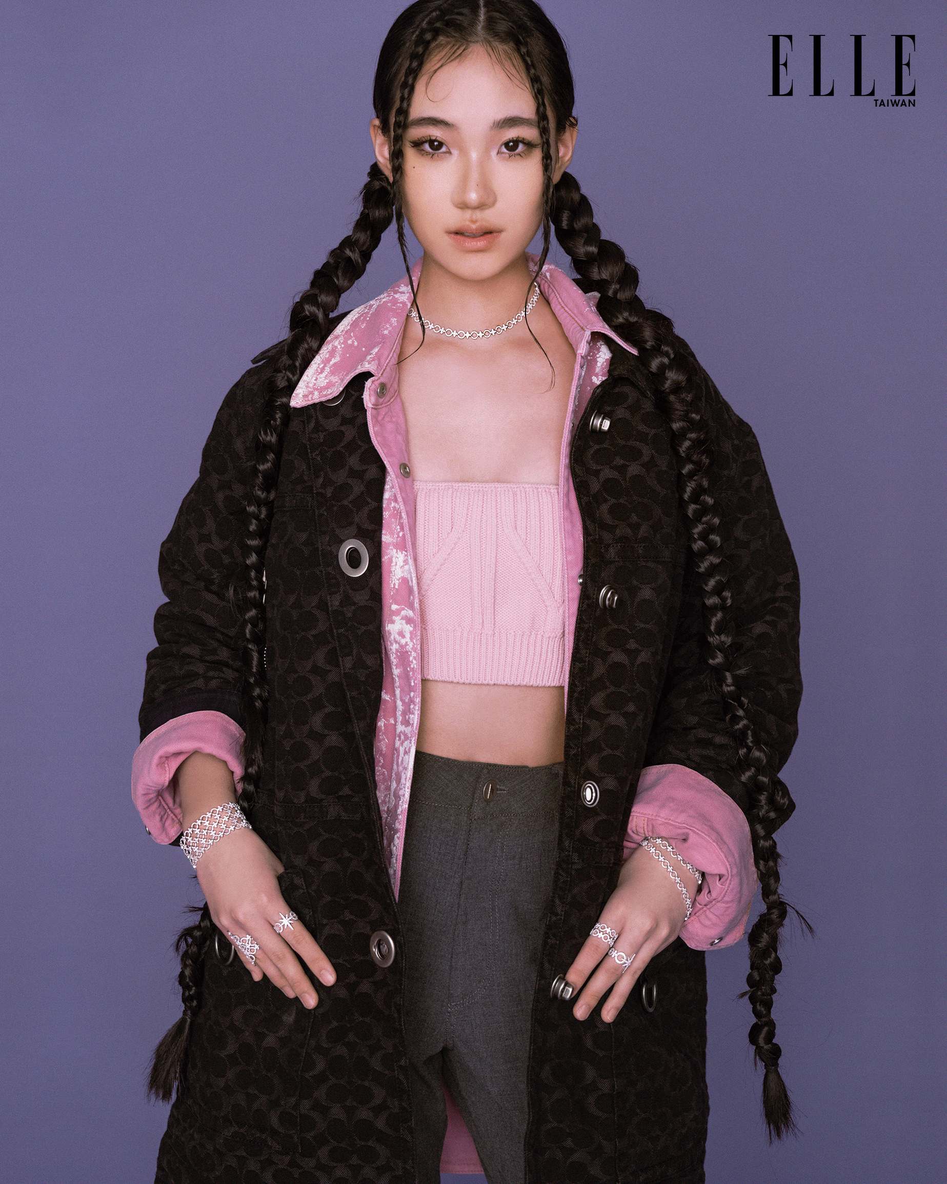 問Lily如果在路上遇見跟自己長得一模一樣的人,會想跟對方說些什麼?「我會希望她自由地活著,不要被社會的標準給框架,我也會問她喜歡吃草莓冰淇淋嗎?如果她也喜歡吃,我會約她一起去吃!」(《ELLE》國際中文版雜誌提供)