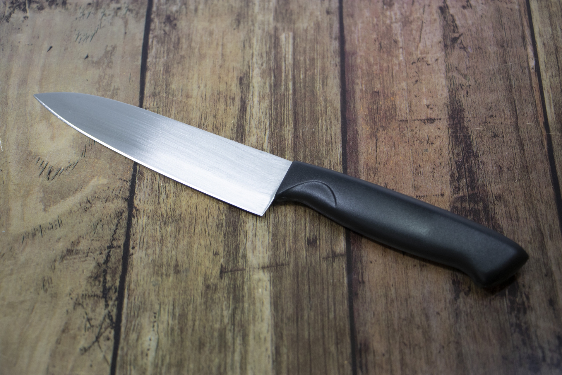 高市某國中陳姓女老師與曾姓女學生爆發衝突，衝突間曾女跌倒受傷，家長到校了解情況，陳師竟亮刀談判。（示意圖／PhotoAC）