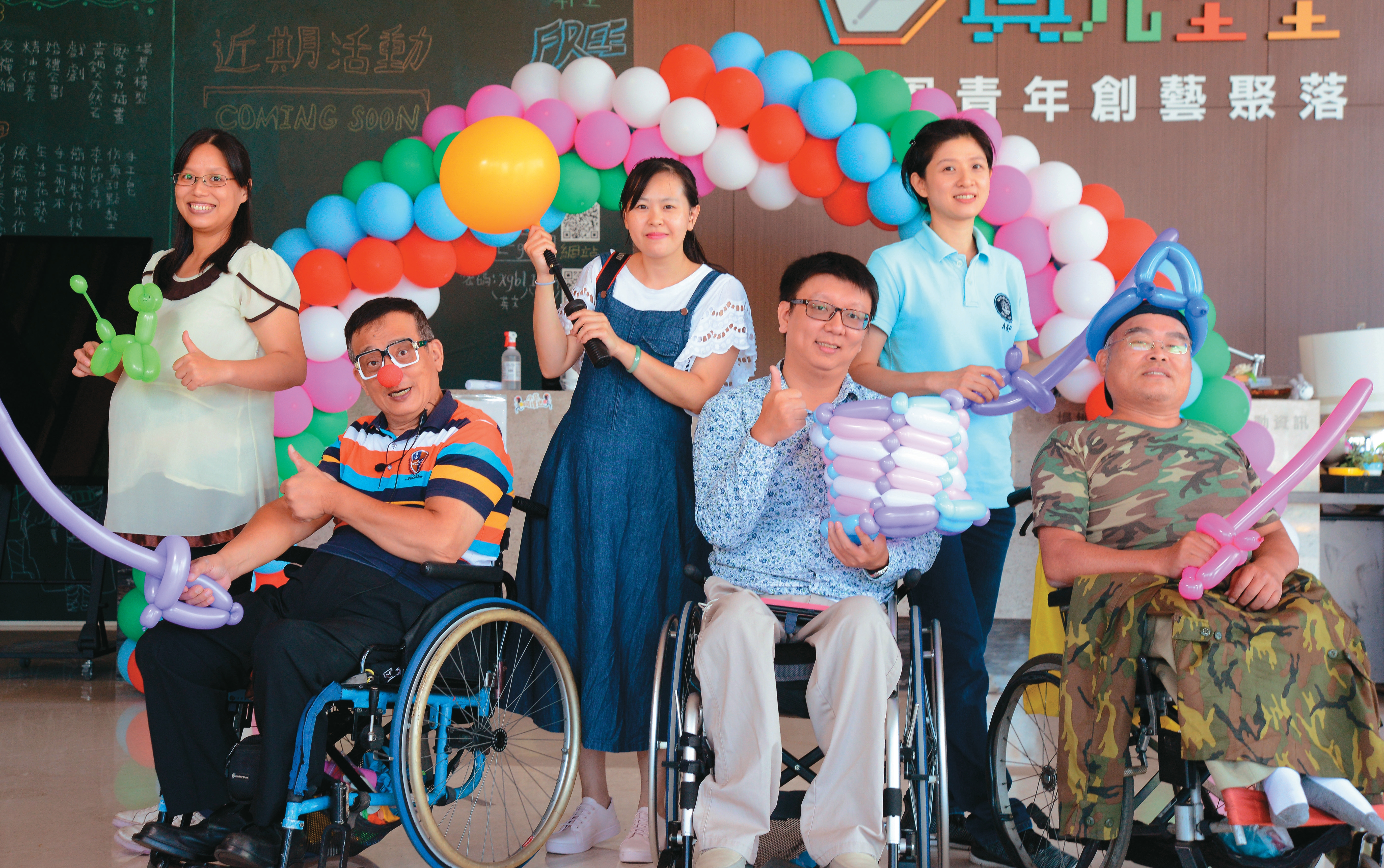 社會企業中心輔導的「有球必應」，創辦人劉炫成（右三）有感身障者就業困境，透過培養氣球師技能，為身障者增加收入改善生活。（桃園市政府提供）