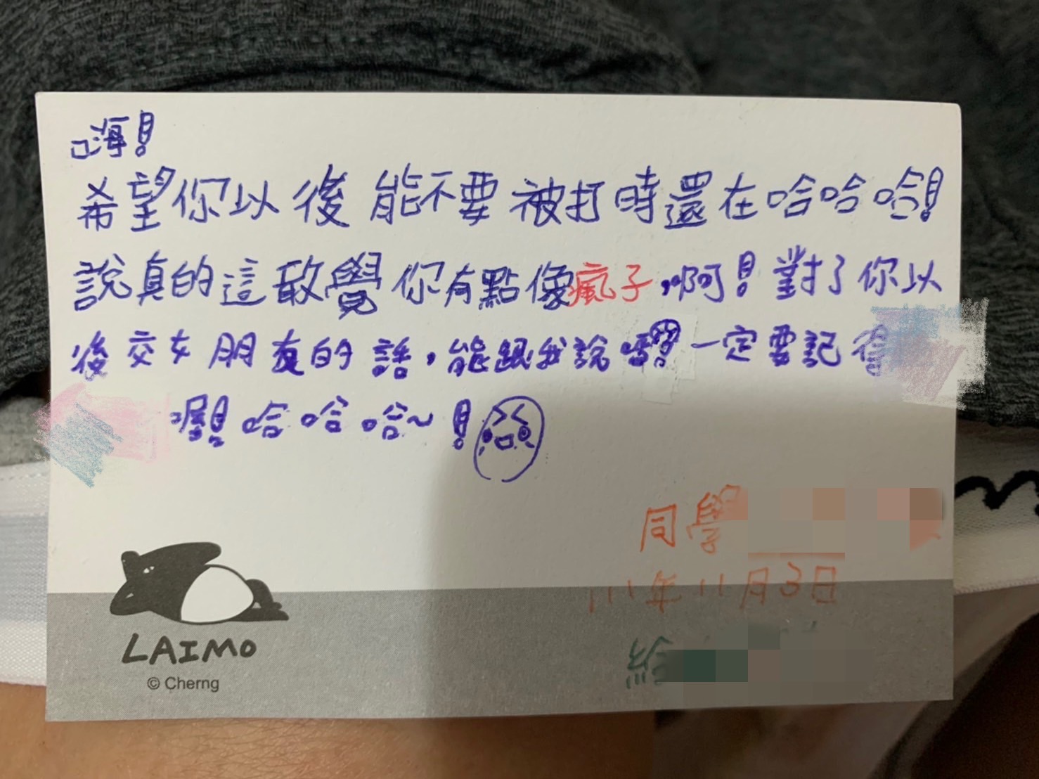 受害者的同班同學寫卡片給他。(讀者提供)