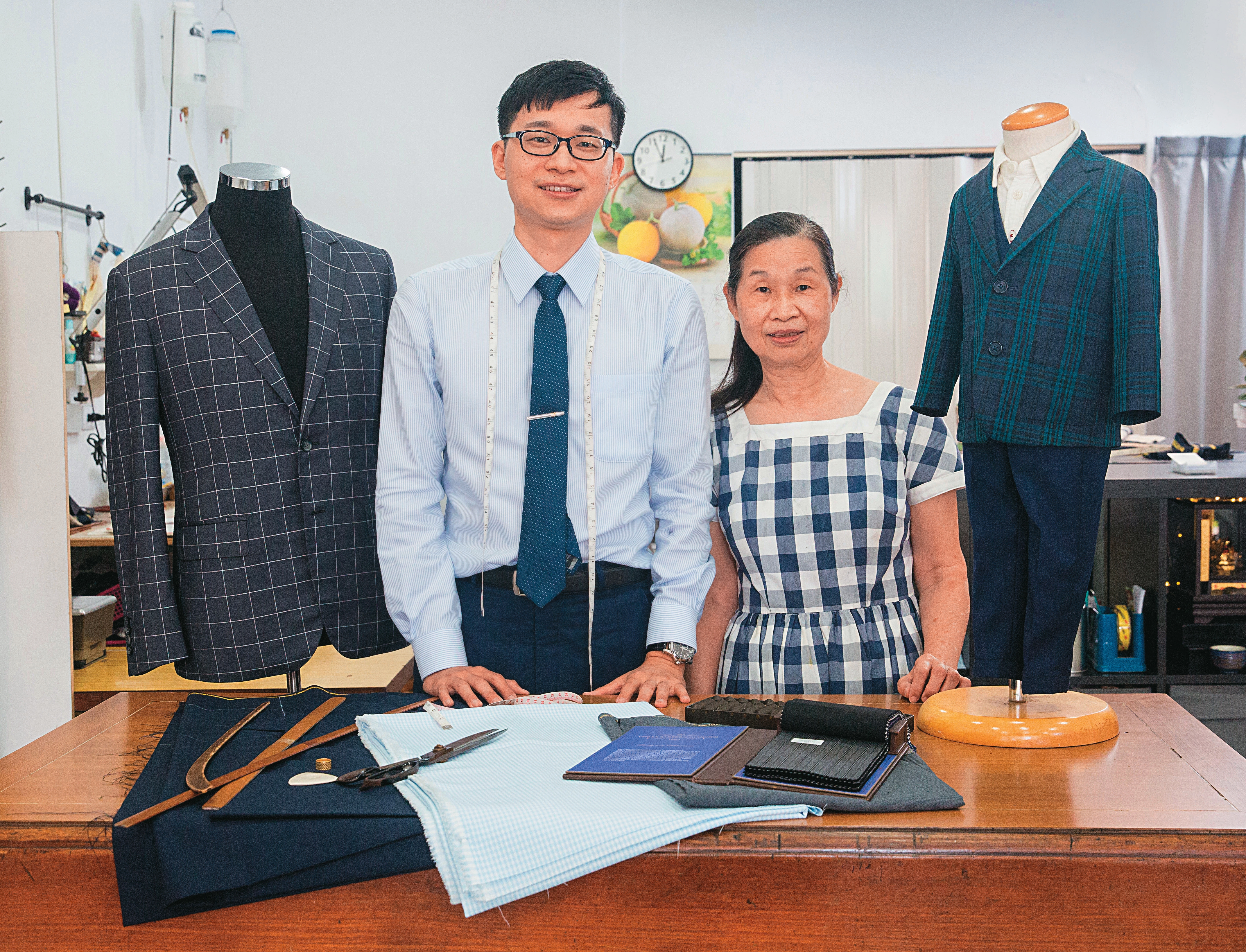 呂紹白接下老店後與母親共同經營，持續精進手藝，從大人到小孩的西服，展現多元風格。