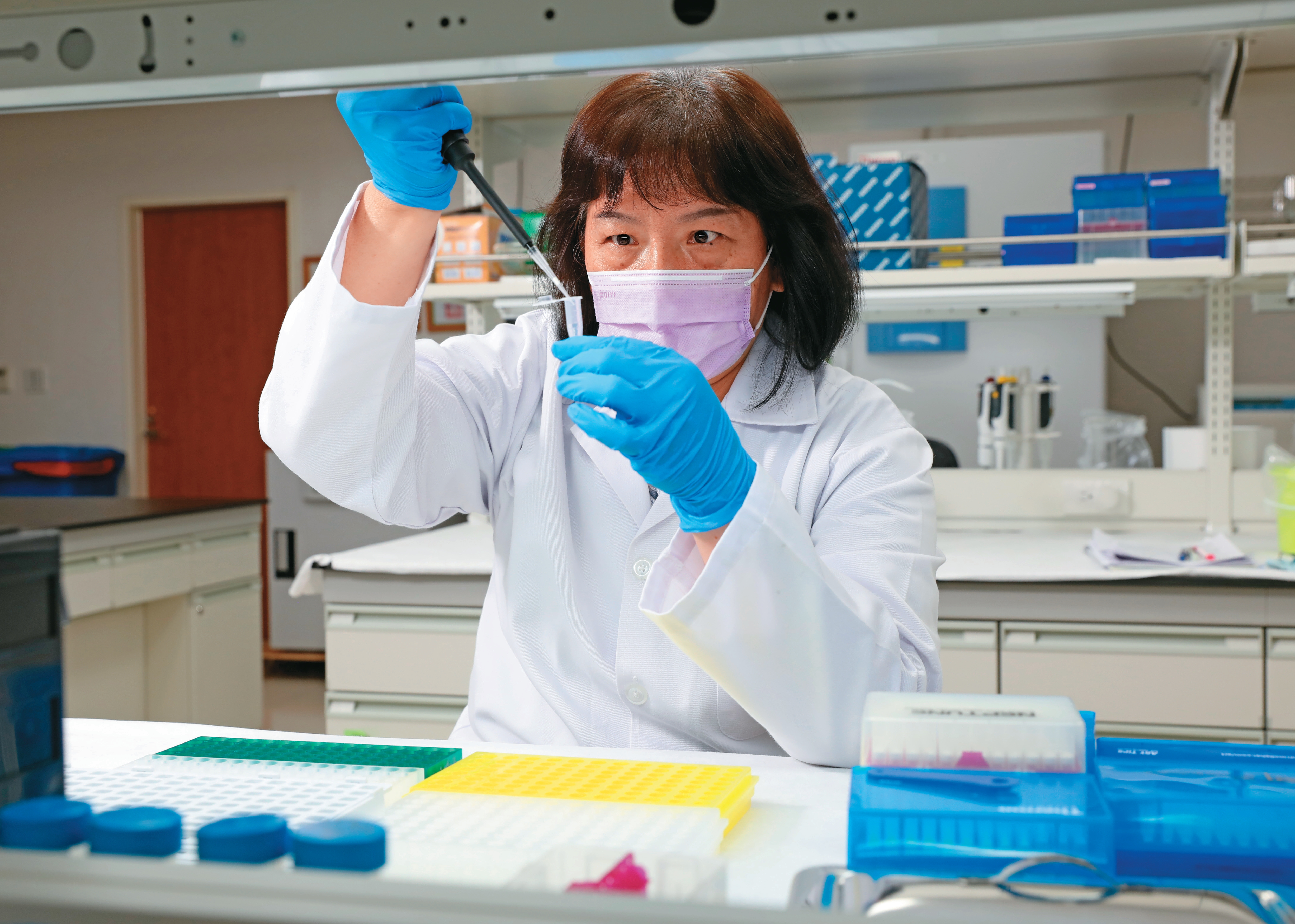 桃市府警察局刑事鑑識中心主任高麗姬表示，透過快速、精準的證物鑑識，才不會錯失任何偵破刑案、緝捕兇犯的機會。