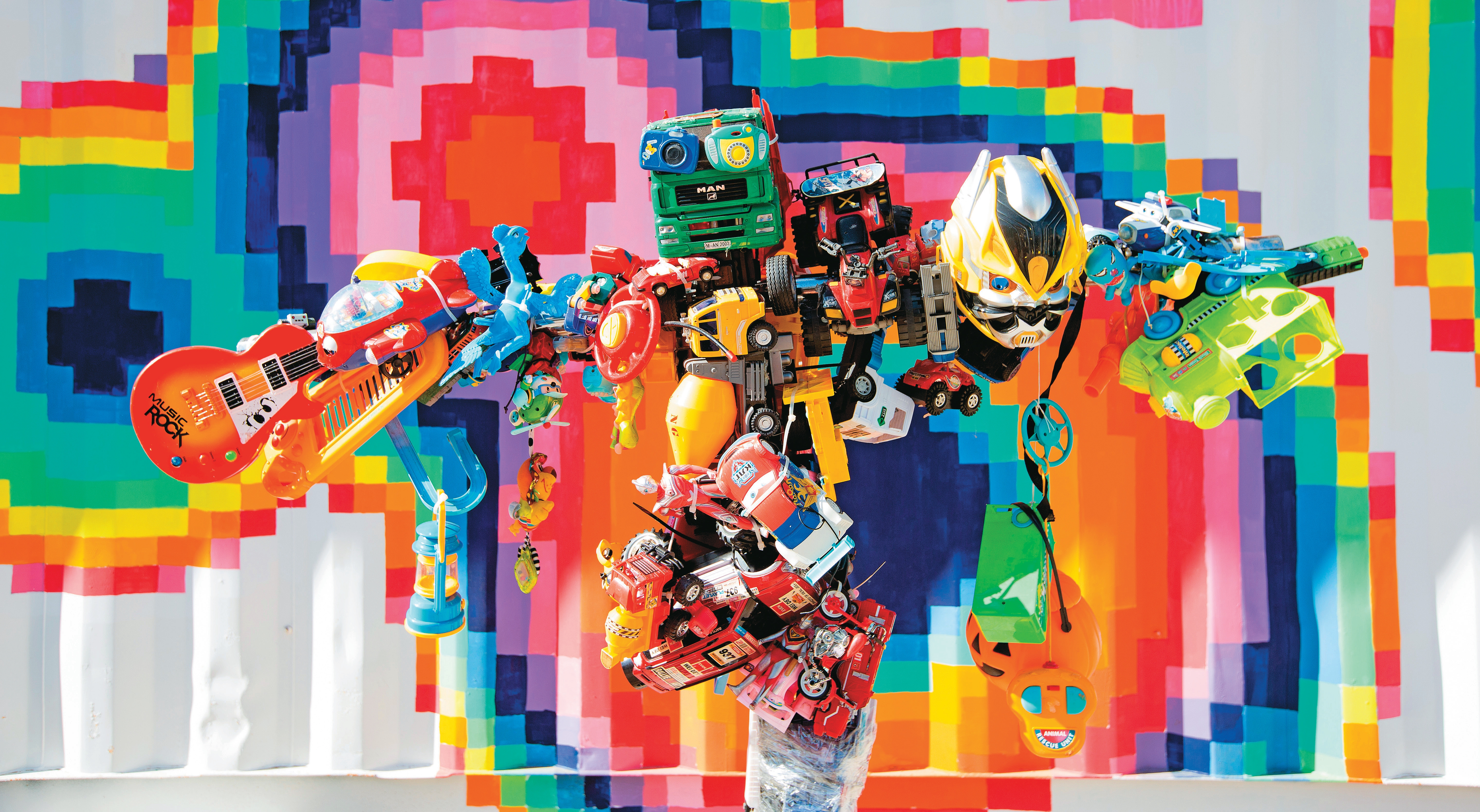 由瑞士藝術家Roy Hofer以廢棄玩具創作的再生藝術裝置「稻草人」，未來將會在玩具共享園區中展出。