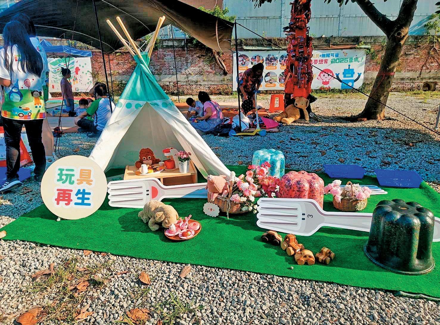 玩具圖書館協會每月固定舉辦一場活動,今年9月曾以「玩具野餐趣」作為主題,邀請親子一邊野餐一邊交換玩具。(台灣玩具圖書館協會提供)