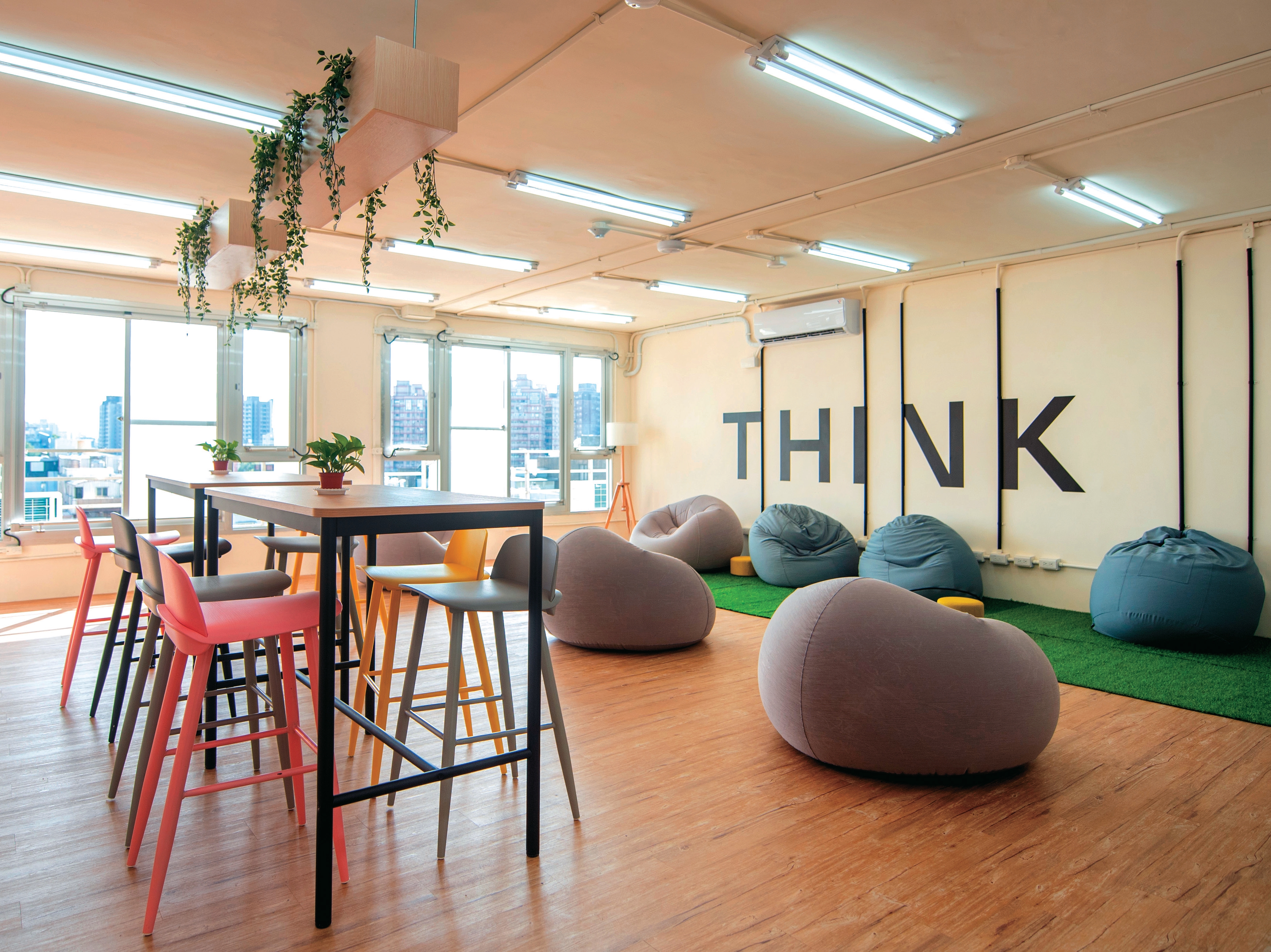 青年局自成立以來陸續建置青創基地、桃園設計庫等各具特色的新創空間，整合政府創業資源育成青創業者。