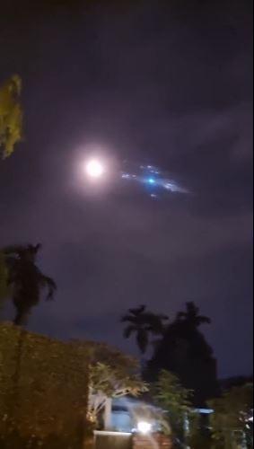 今年7月在馬來西亞高空發現中國火箭殘骸垃圾。(翻自推特)