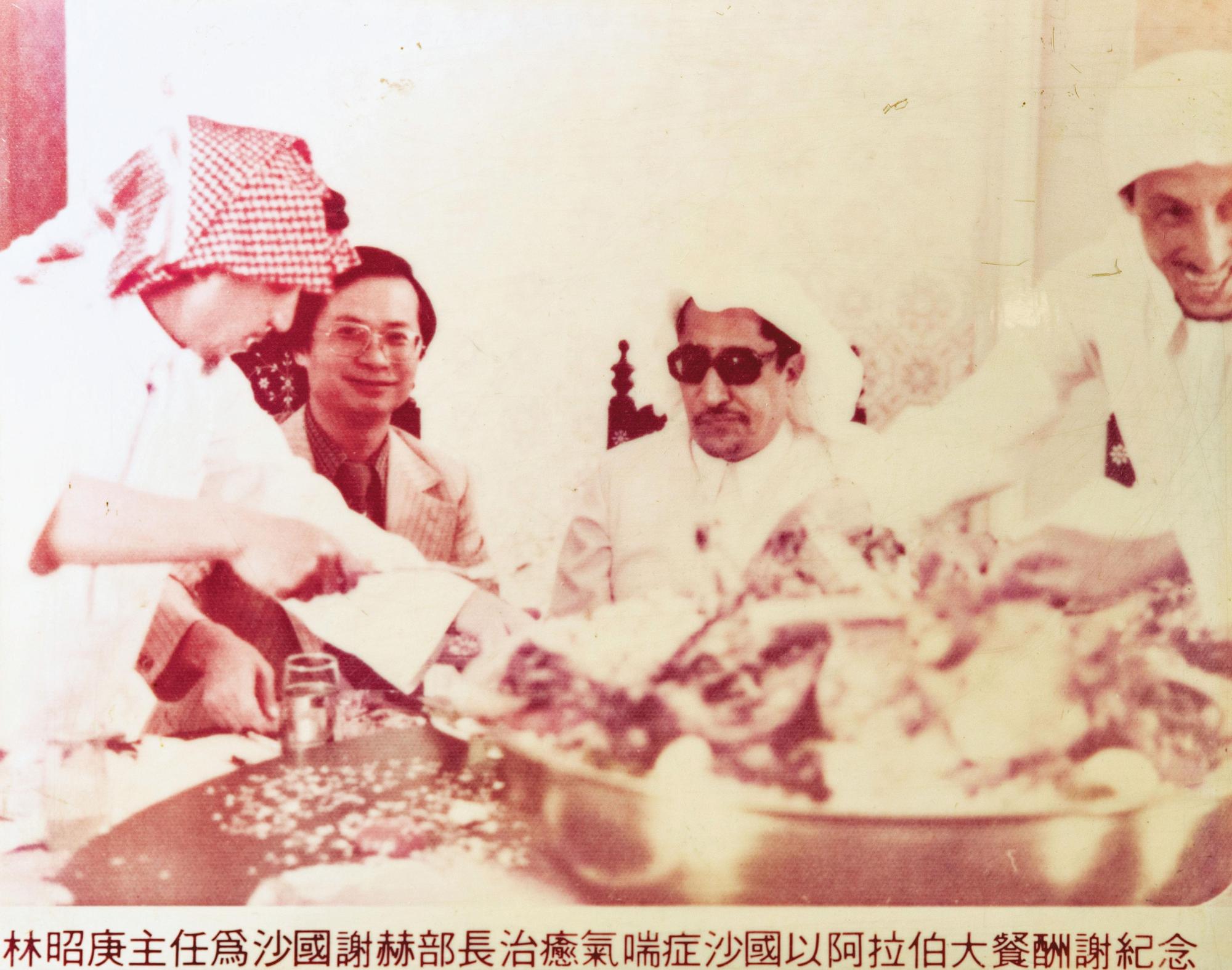 林昭庚（左2）為沙烏地阿拉伯部長謝赫（右2）治好氣喘。（林昭庚提供）
