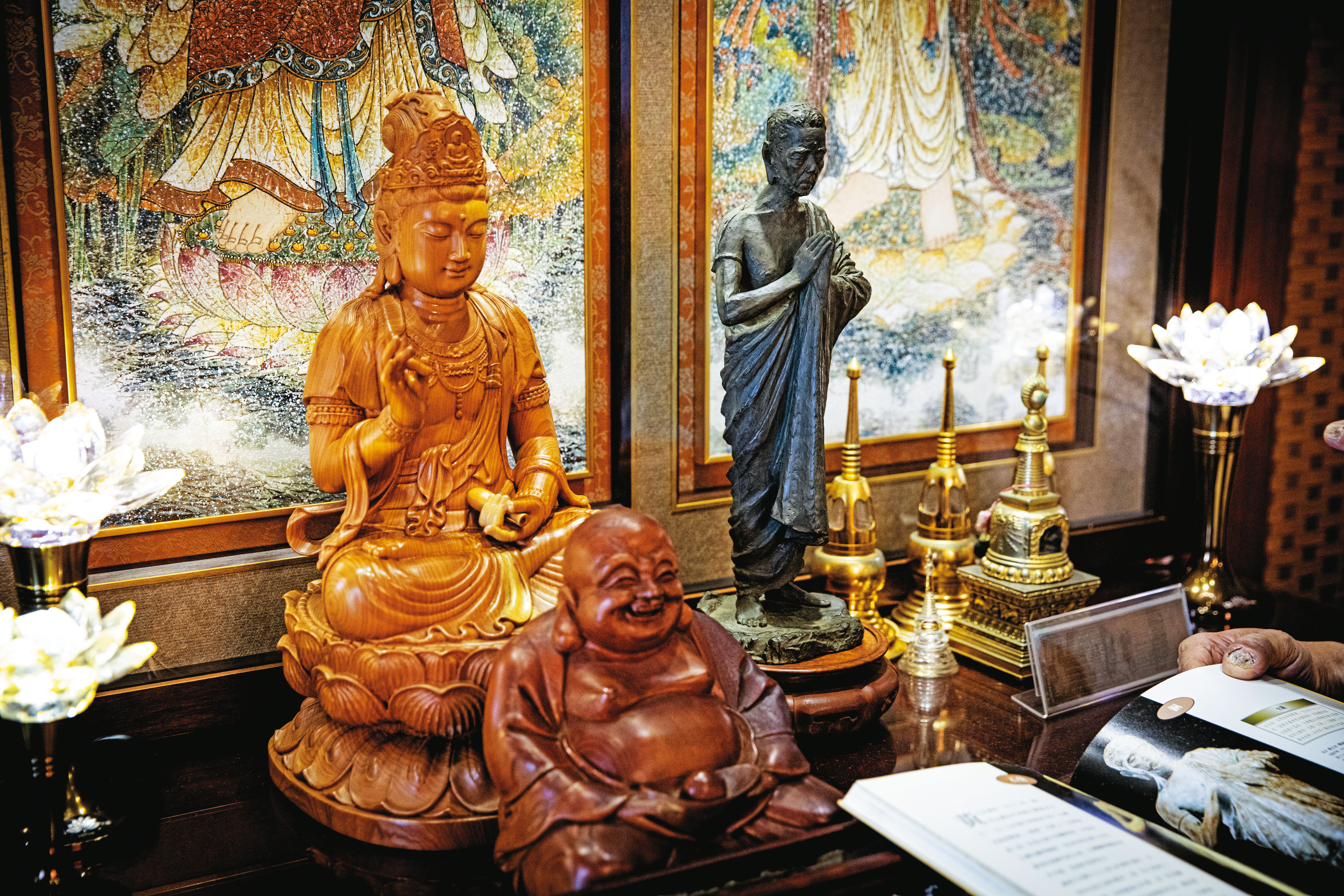 多年前病人為感謝林昭庚救治送的佛像(右後方)是黃土水稀有名作〈釋迦出土〉的小型翻模。